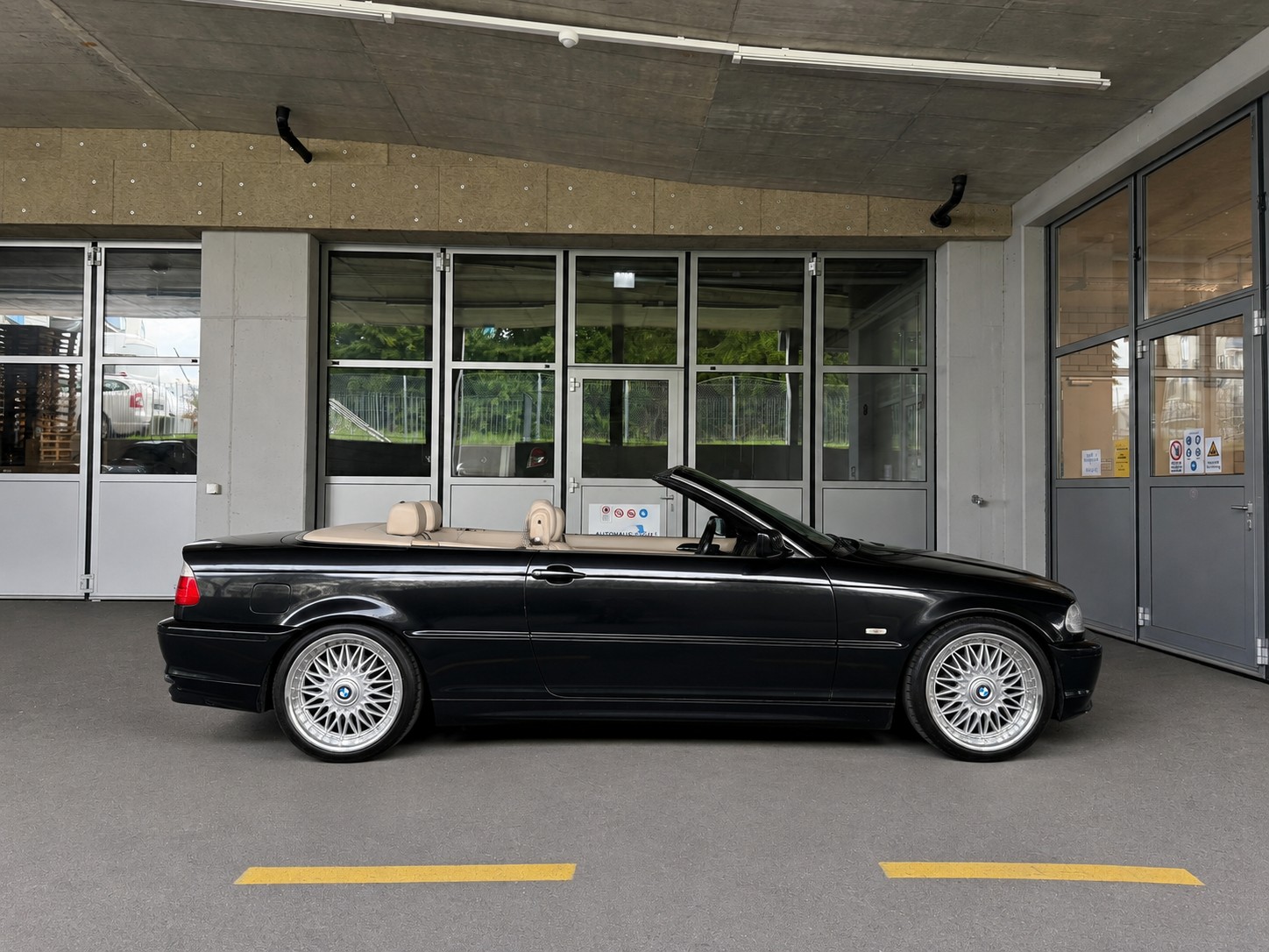 BMW 320Ci Cabriolet-image-1