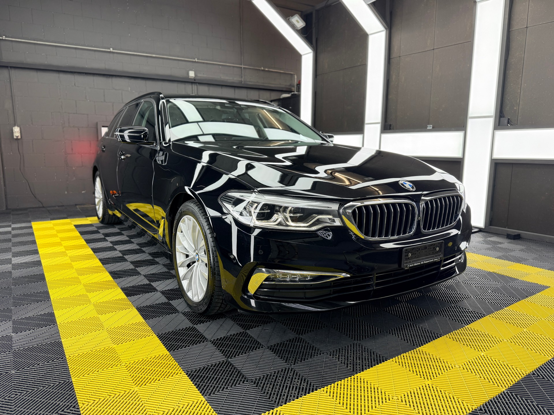 BMW 530d xDrive Touring Luxury Line Steptronic-showroom-element-1