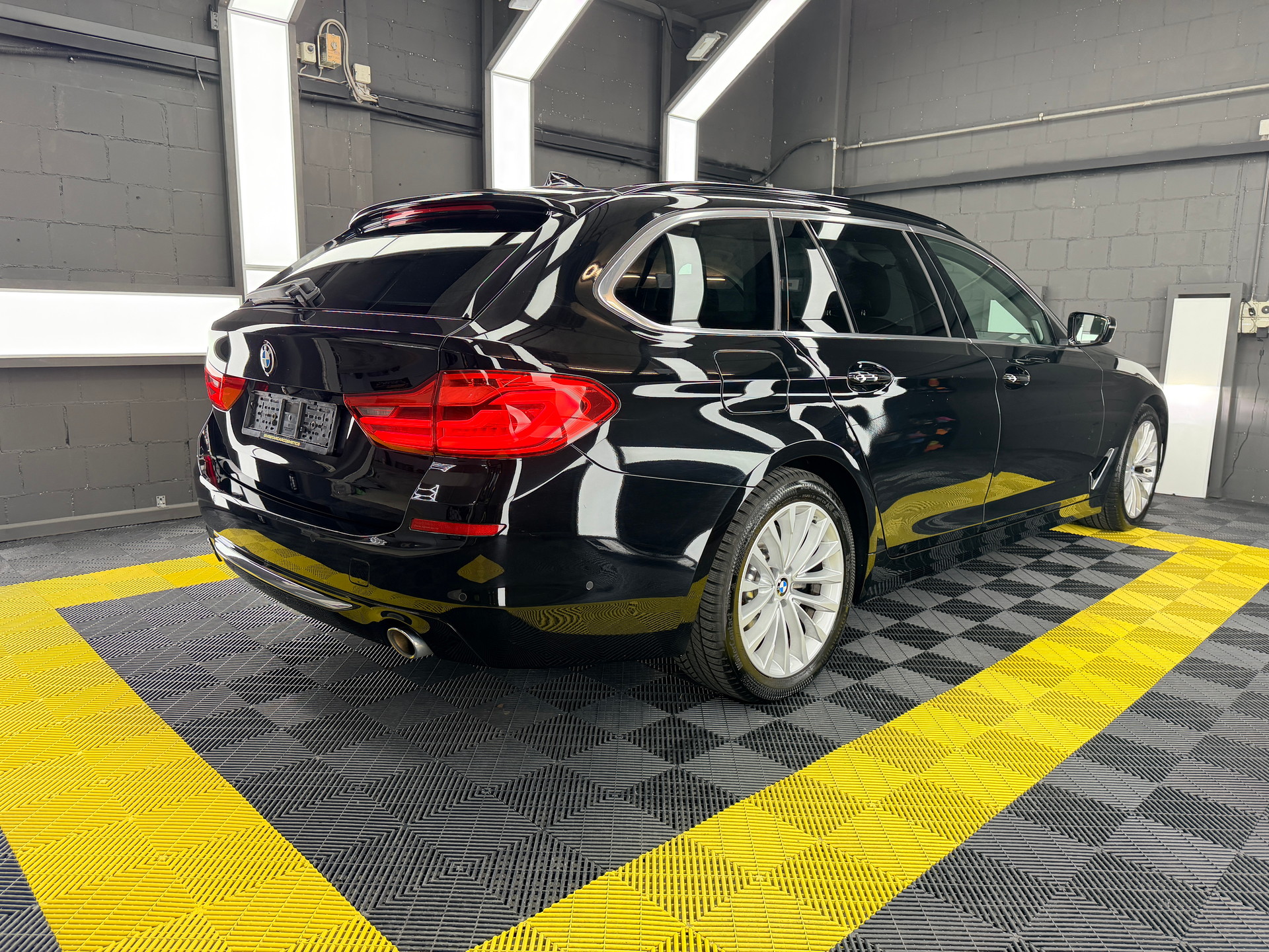 BMW 530d xDrive Touring Luxury Line Steptronic-image-5