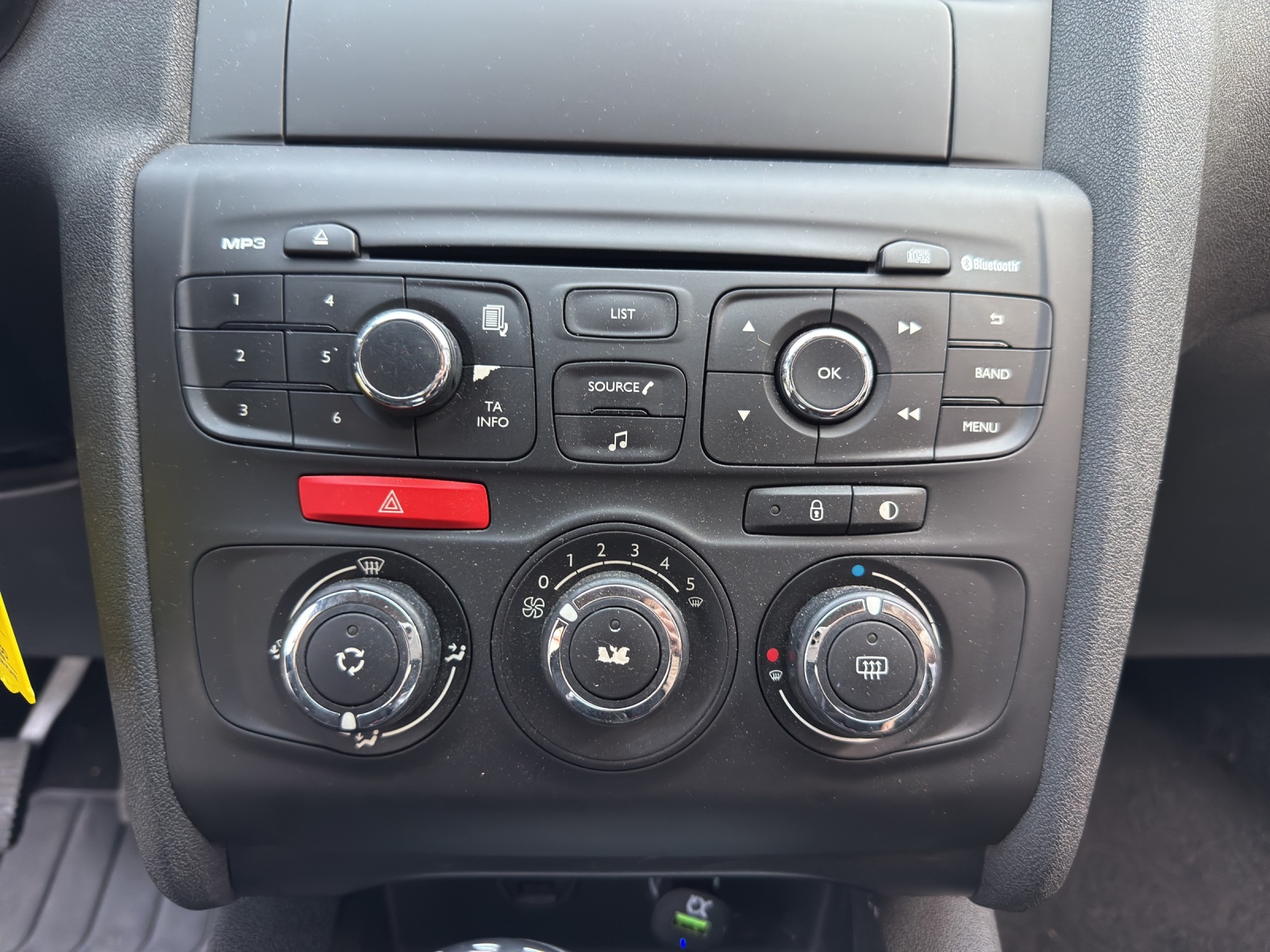 CITROEN C4 Berline 1.4 VTi Attraction-image-15