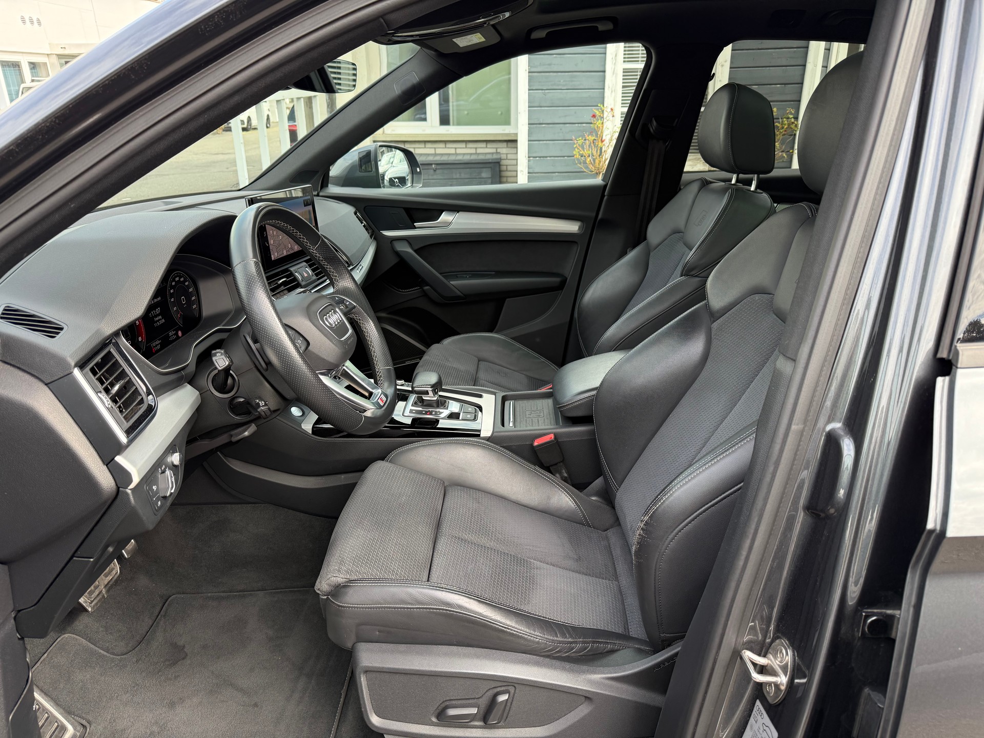 AUDI Q5 2.0 40 TDI S Line quattro S-Tronic-image-8