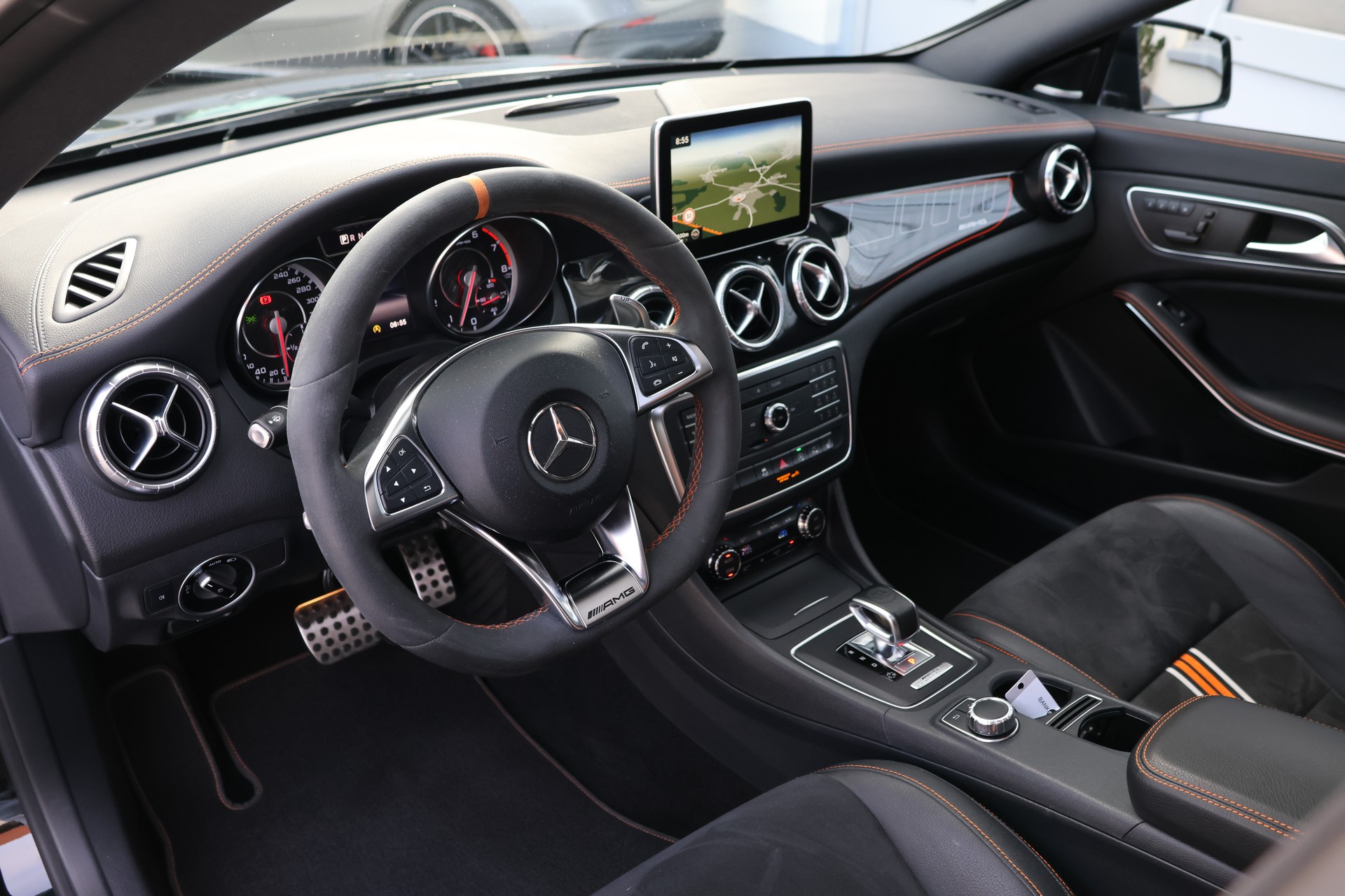 MERCEDES-BENZ CLA Shooting Brake 45 AMG 4Matic Speedshift OrangeArt-Edition (CH)-image-11