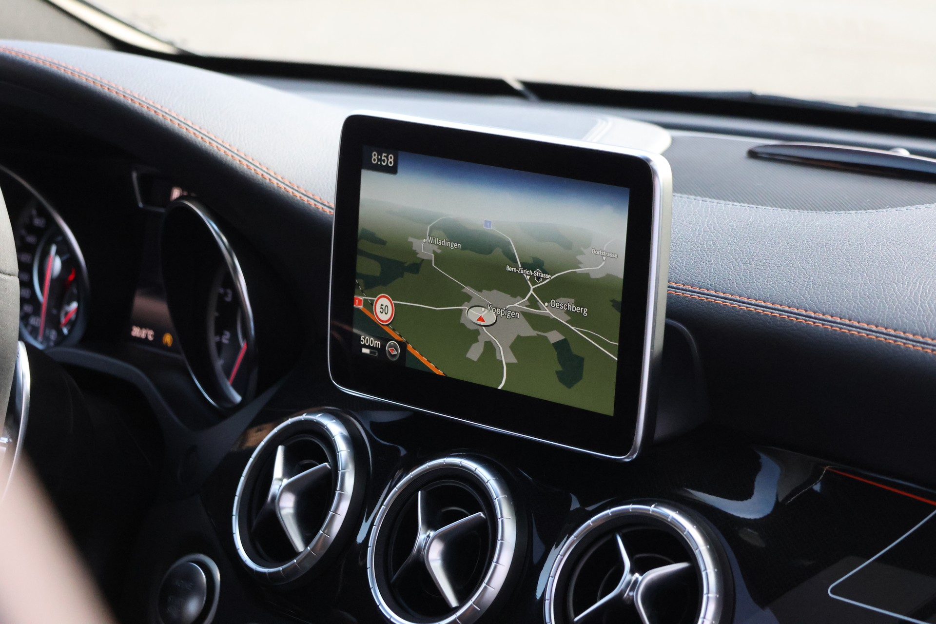MERCEDES-BENZ CLA Shooting Brake 45 AMG 4Matic Speedshift OrangeArt-Edition (CH)-image-22