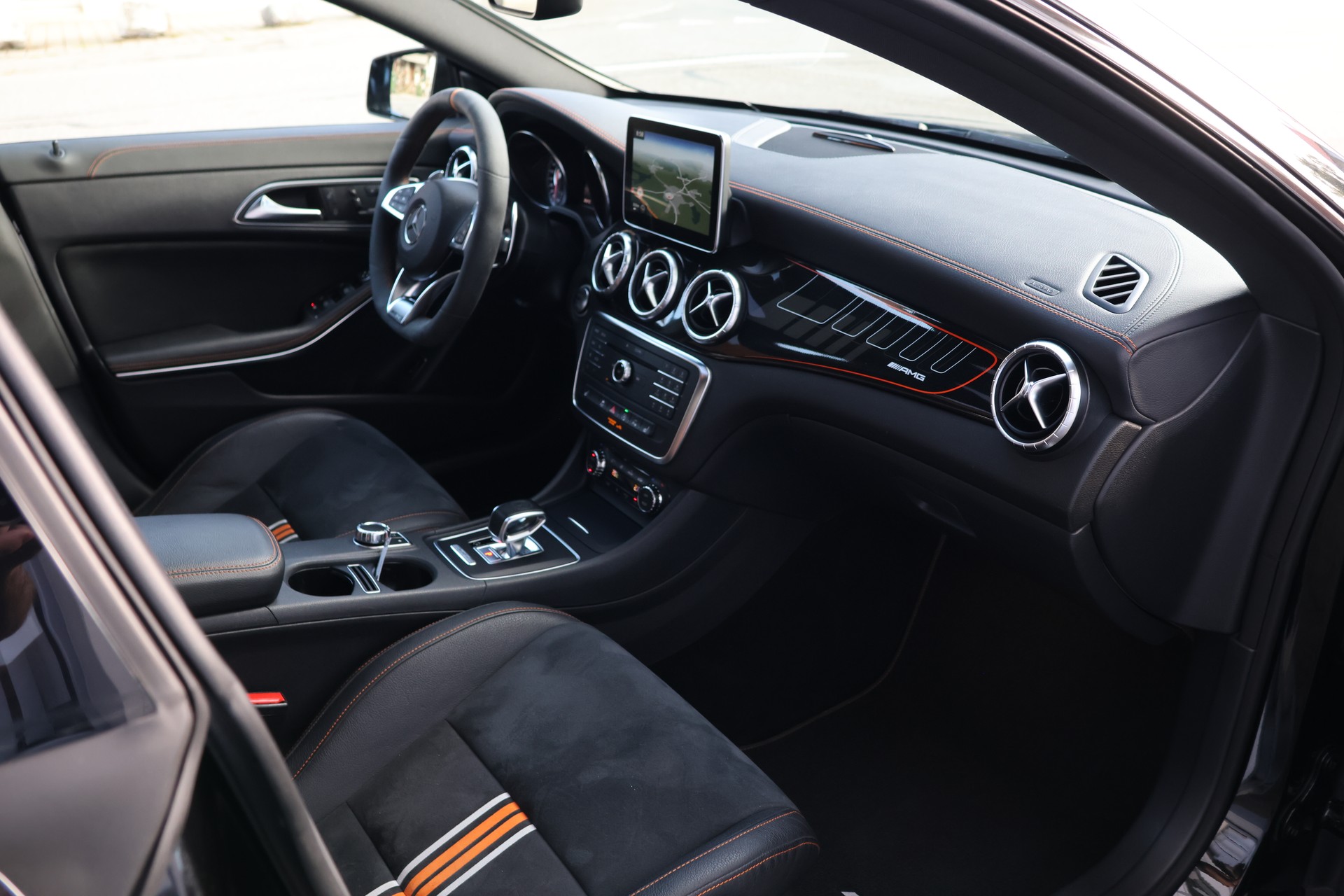 MERCEDES-BENZ CLA Shooting Brake 45 AMG 4Matic Speedshift OrangeArt-Edition (CH)-image-21