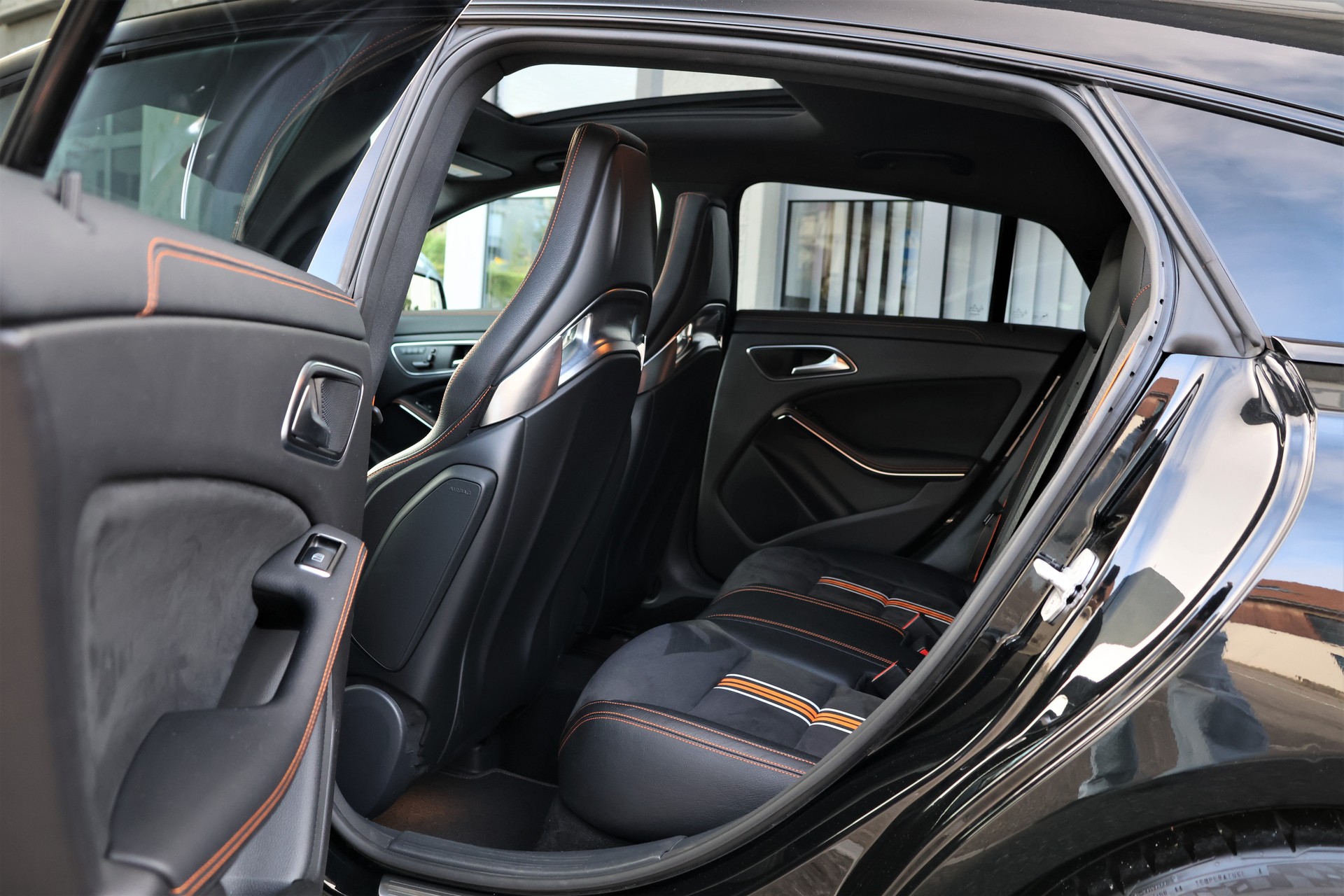 MERCEDES-BENZ CLA Shooting Brake 45 AMG 4Matic Speedshift OrangeArt-Edition (CH)-image-15