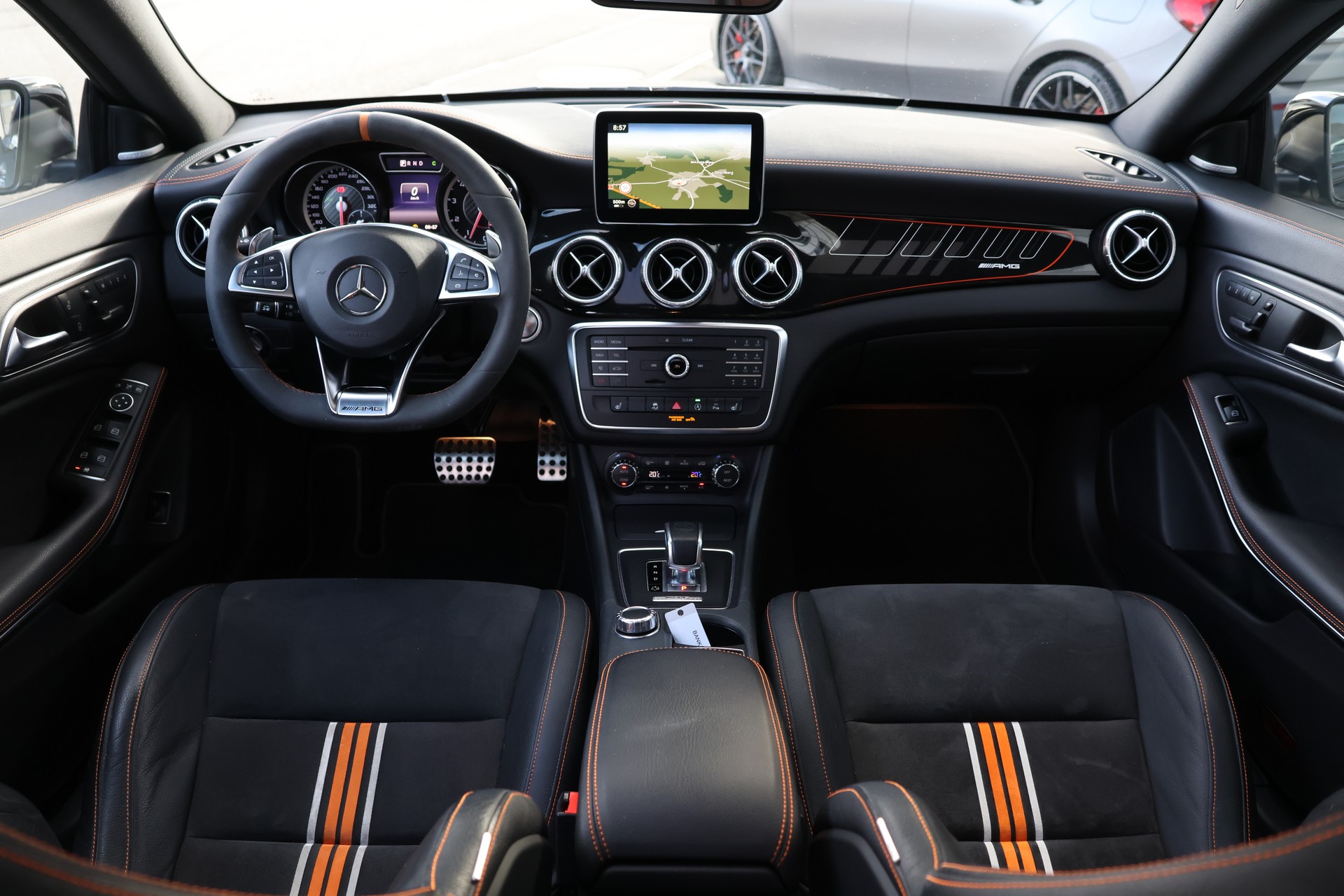 MERCEDES-BENZ CLA Shooting Brake 45 AMG 4Matic Speedshift OrangeArt-Edition (CH)-image-18