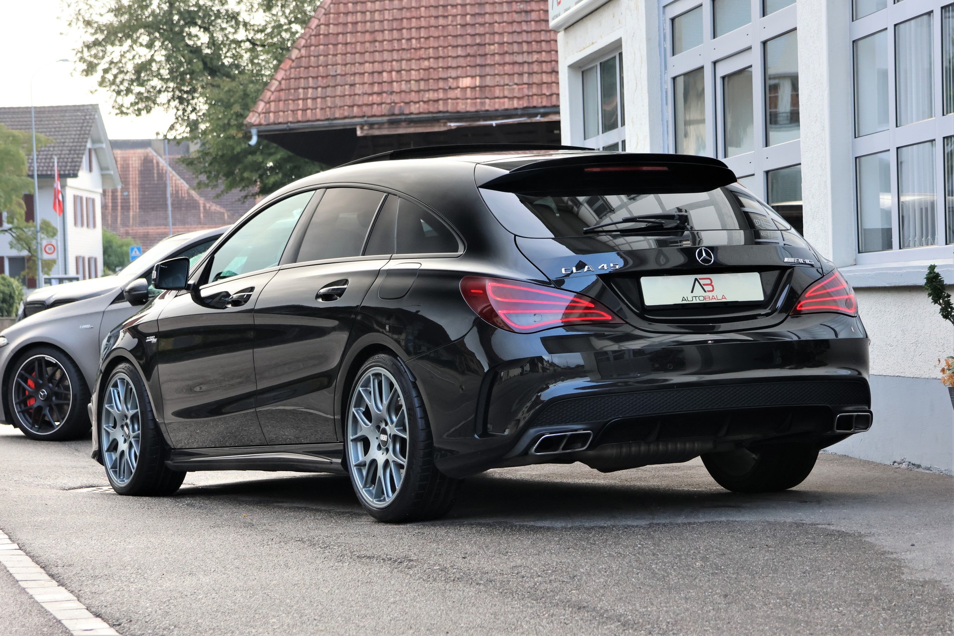 MERCEDES-BENZ CLA Shooting Brake 45 AMG 4Matic Speedshift OrangeArt-Edition (CH)-image-2