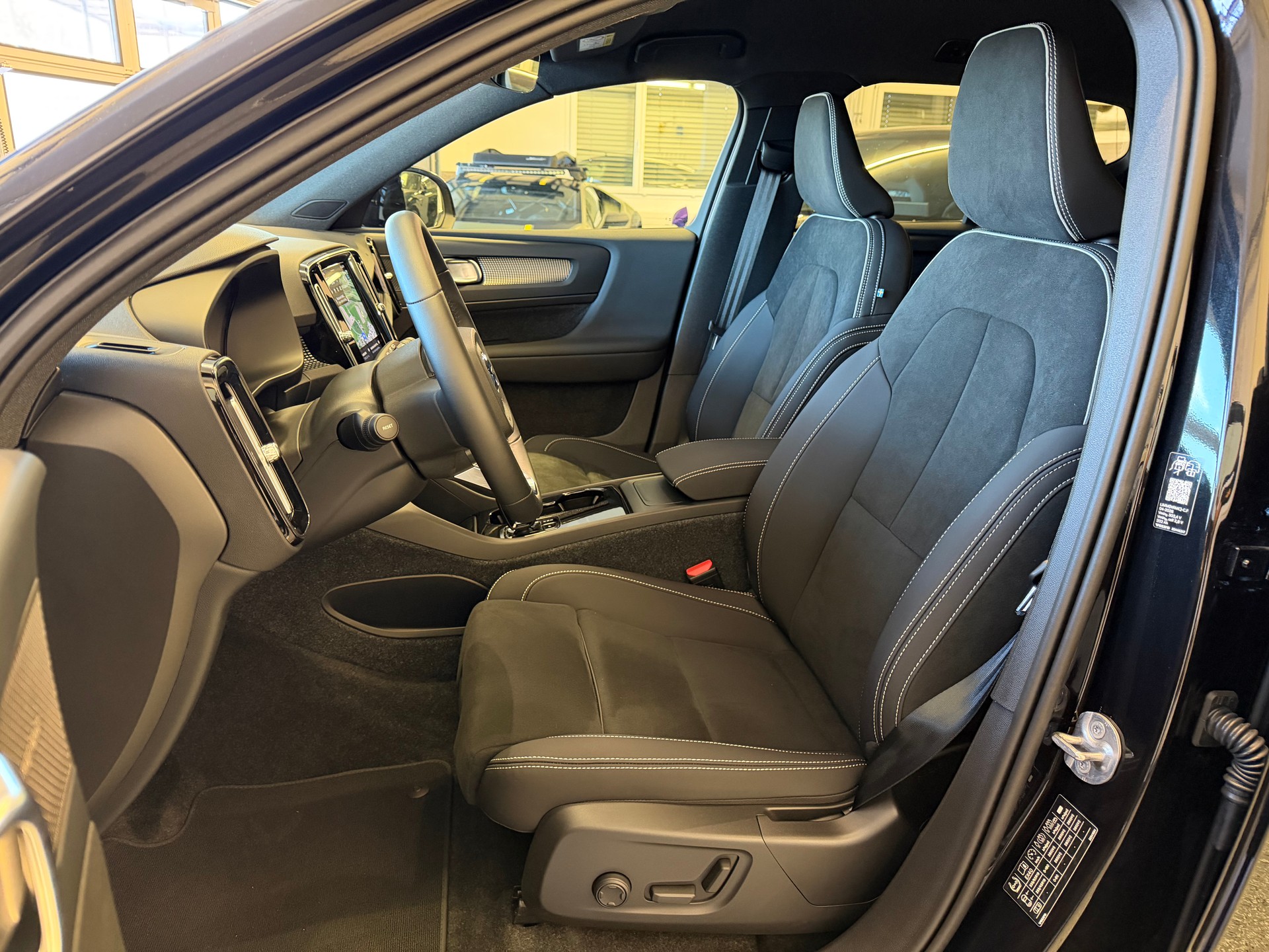 VOLVO EX40 82kWh Twin Motor AWD Plus, CH Typenschein-image-12