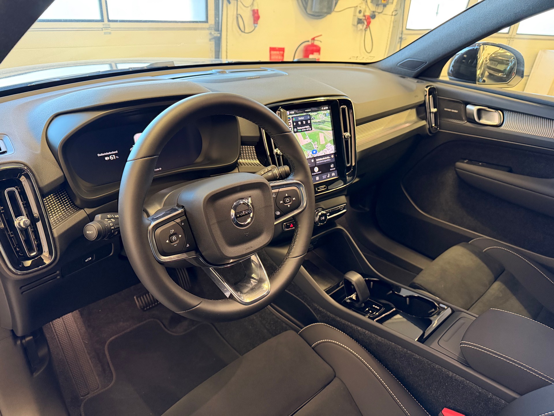 VOLVO EX40 82kWh Twin Motor AWD Plus, CH Typenschein-image-13