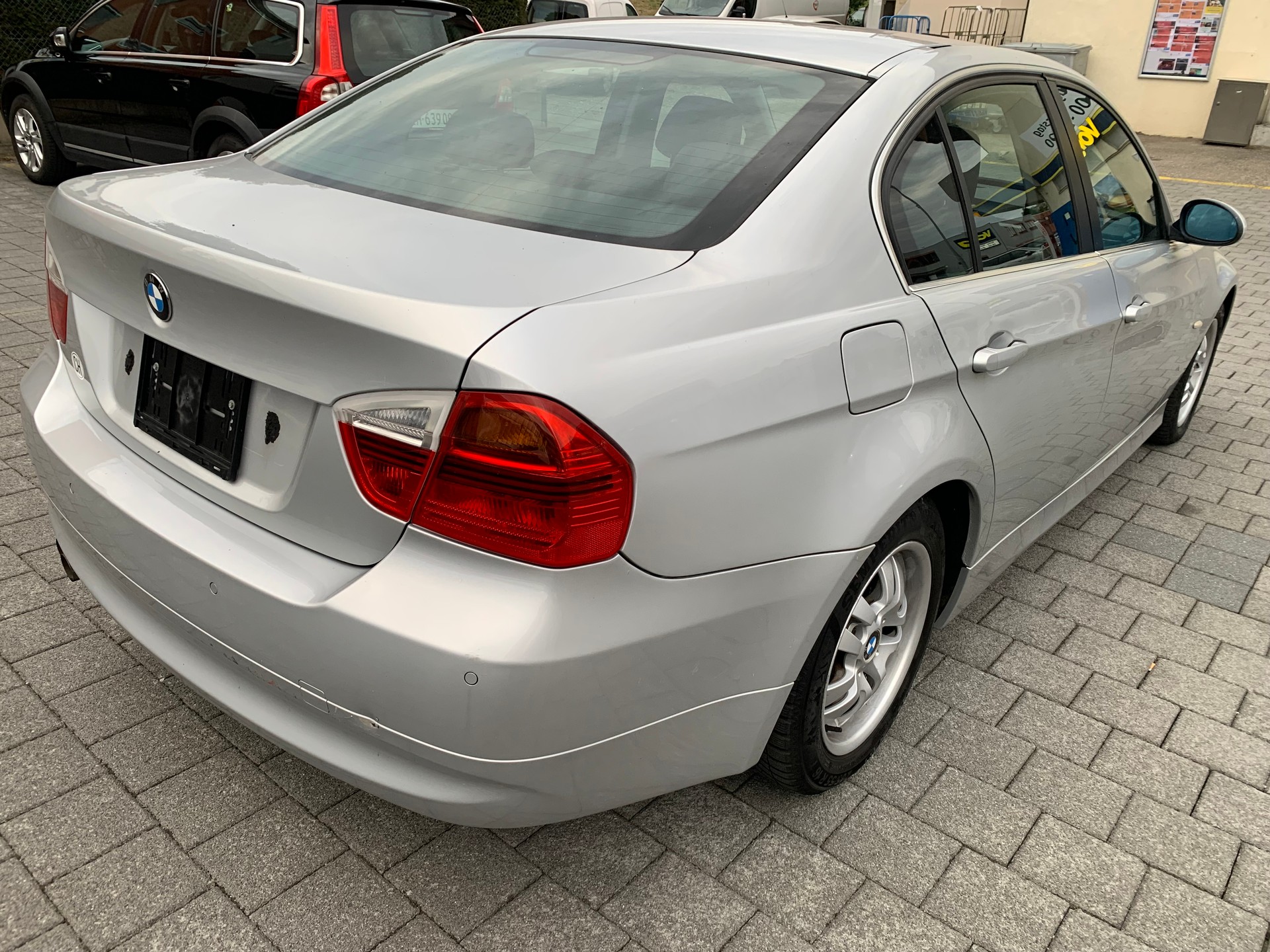 BMW 325i-image-2