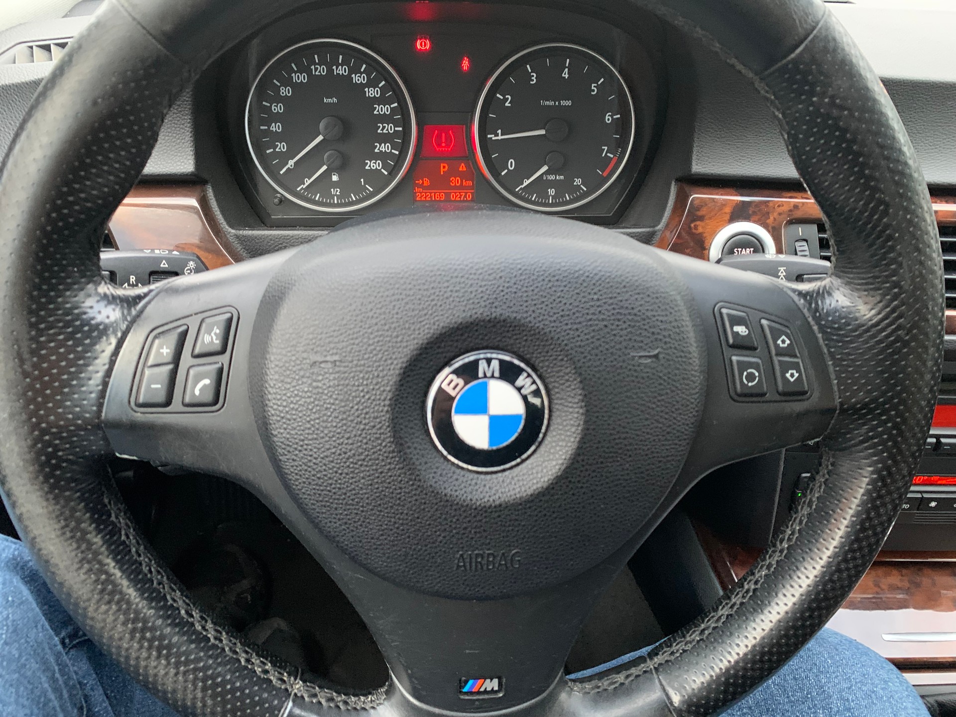 BMW 325i-image-8