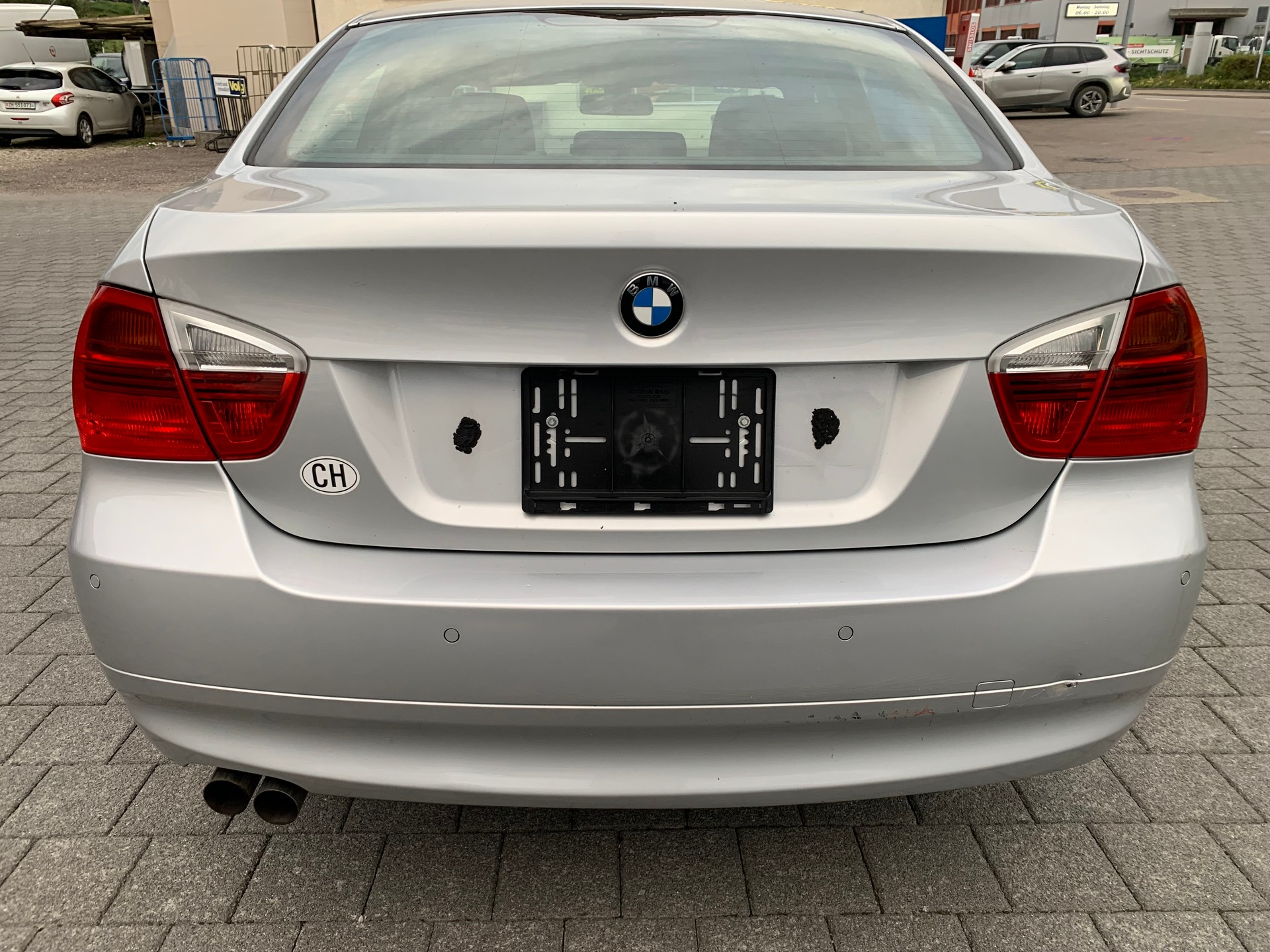 BMW 325i-image-4