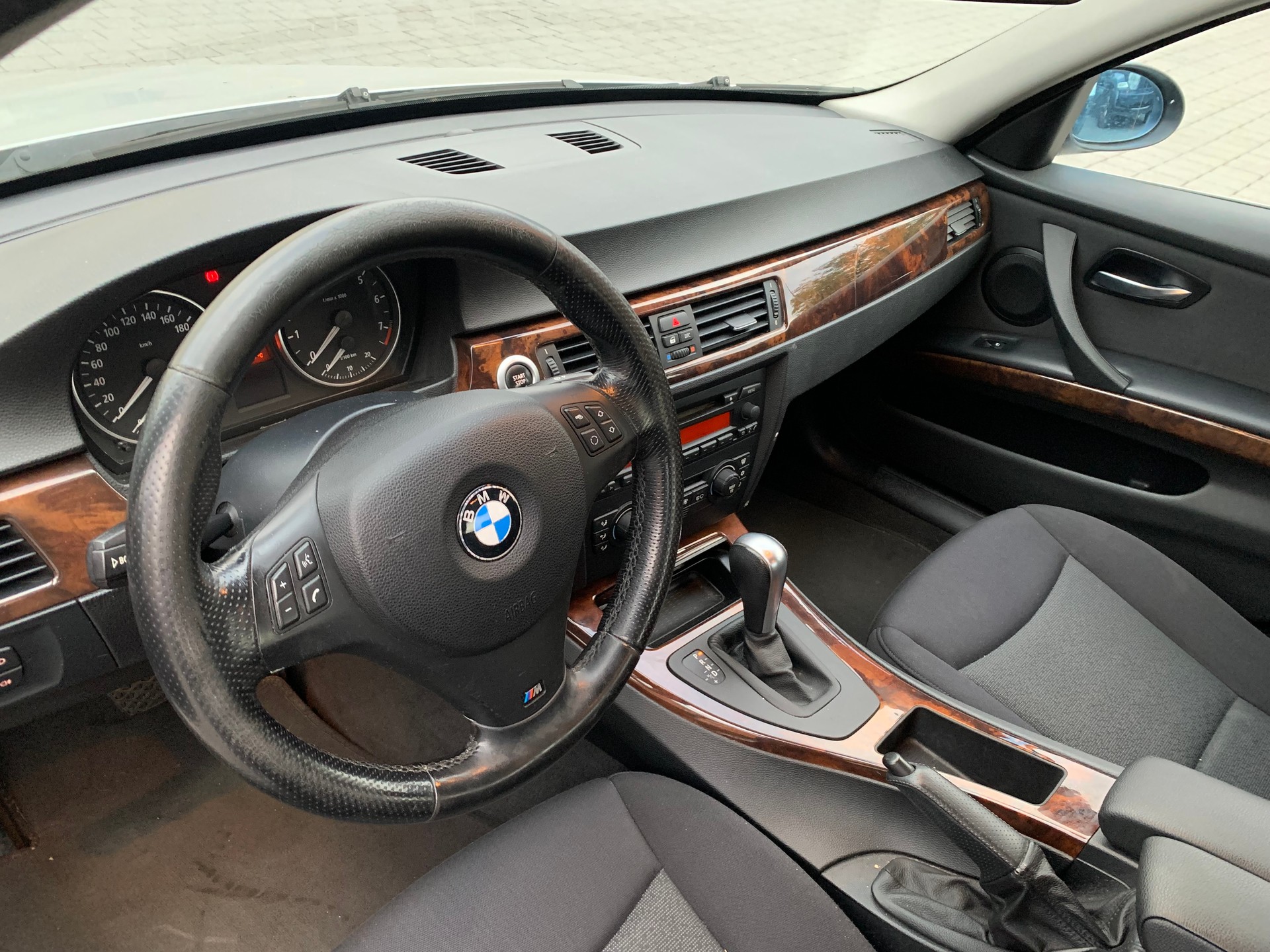 BMW 325i-image-6