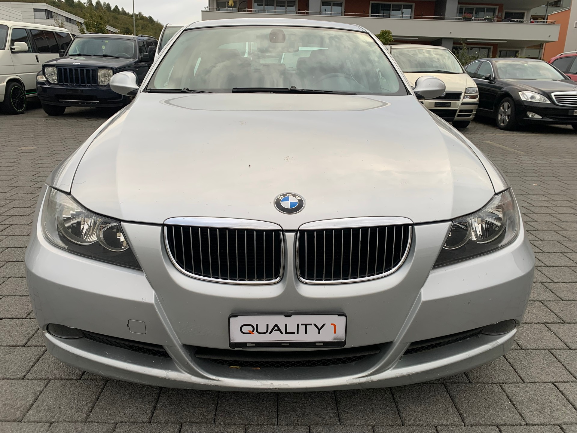 BMW 325i-image-3