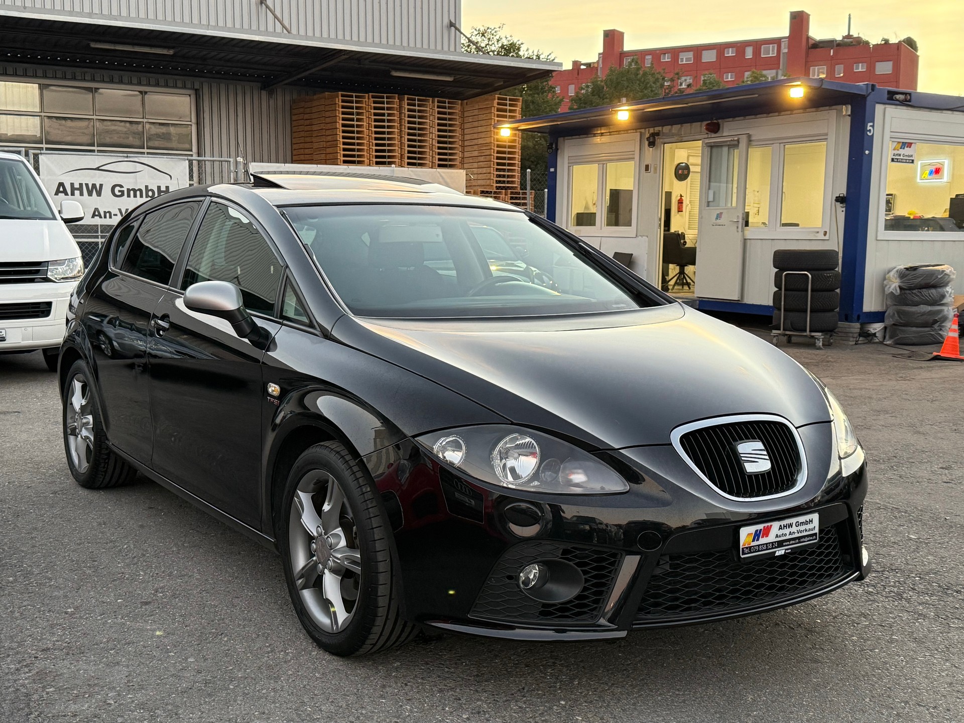 SEAT Leon 2.0 TSI FR / Frisch ab MFK / 1.Hand / 200PS / Schiebedach / Sitzheizung / PDC / 8-fach bereift-image-2