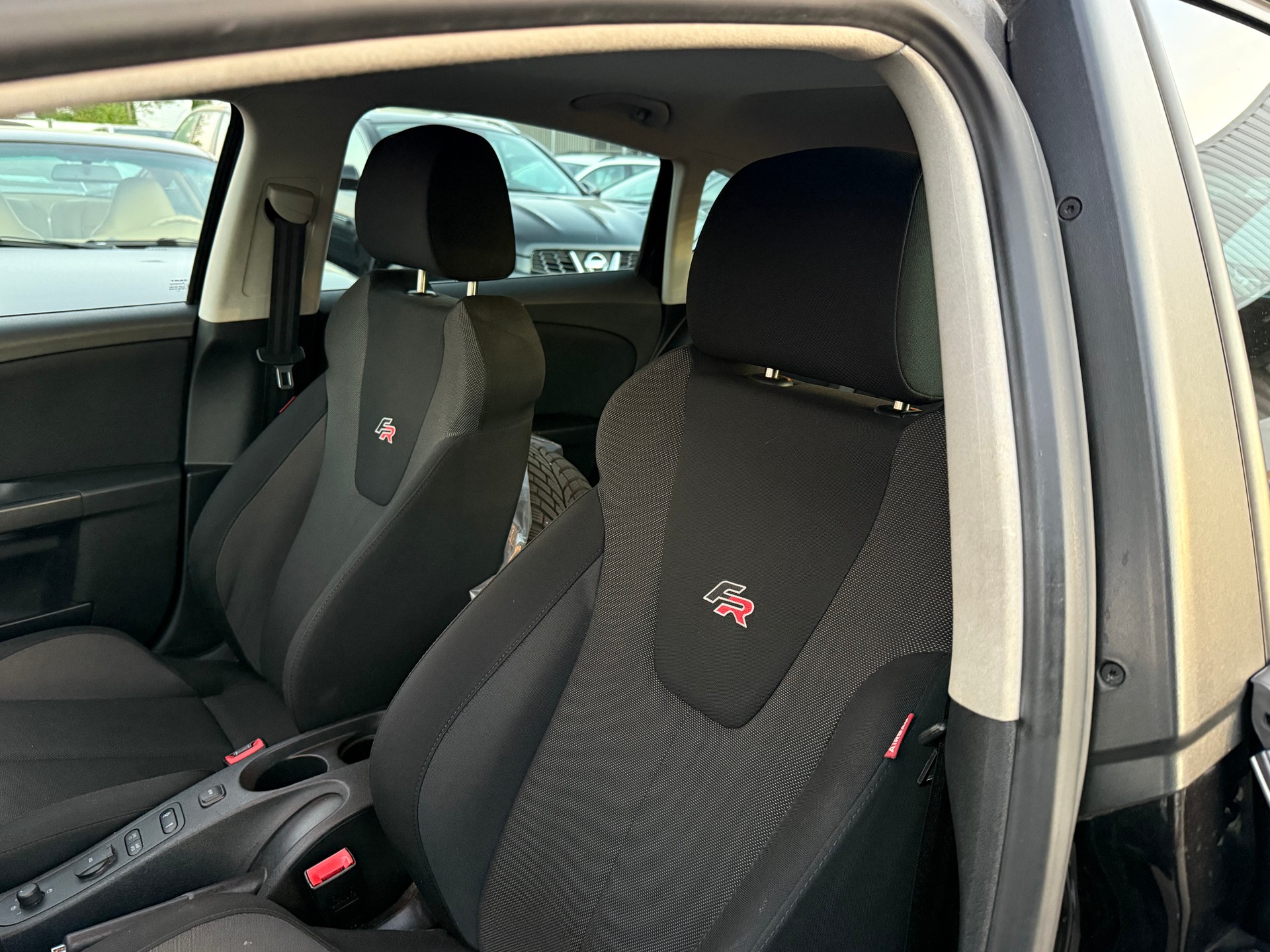 SEAT Leon 2.0 TSI FR / Frisch ab MFK / 1.Hand / 200PS / Schiebedach / Sitzheizung / PDC / 8-fach bereift-image-10