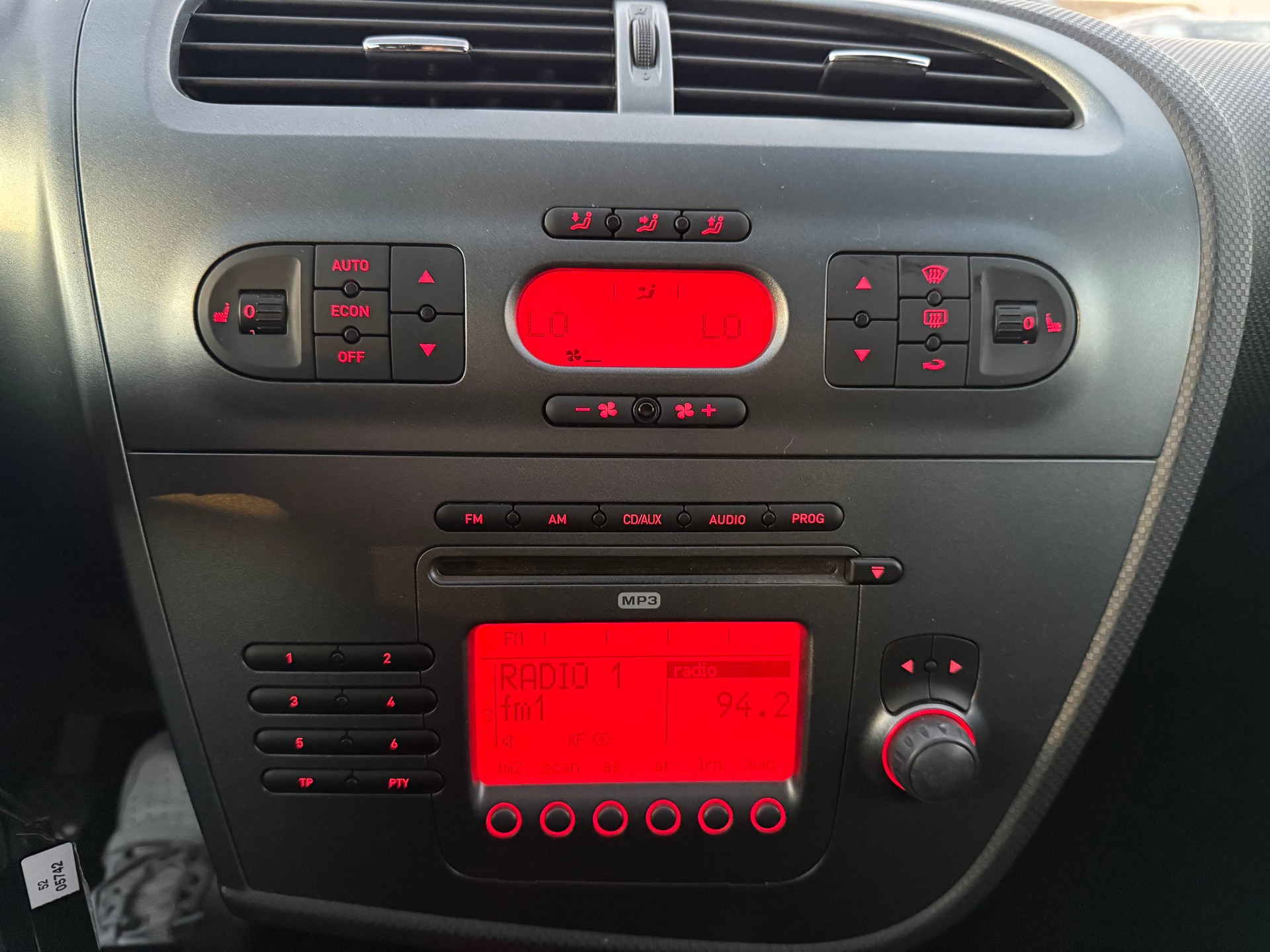 SEAT Leon 2.0 TSI FR / Frisch ab MFK / 1.Hand / 200PS / Schiebedach / Sitzheizung / PDC / 8-fach bereift-image-8