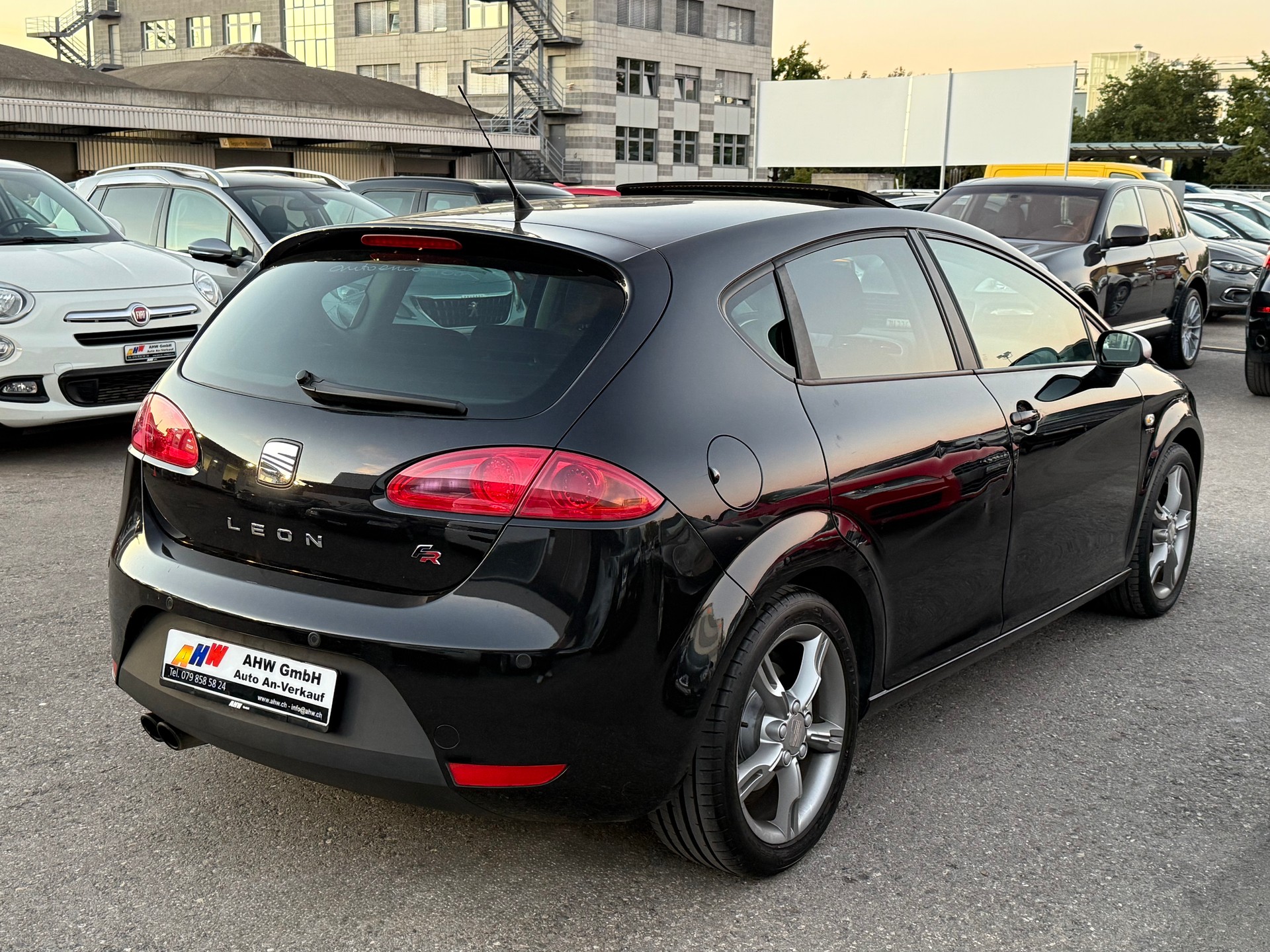 SEAT Leon 2.0 TSI FR / Frisch ab MFK / 1.Hand / 200PS / Schiebedach / Sitzheizung / PDC / 8-fach bereift-image-3