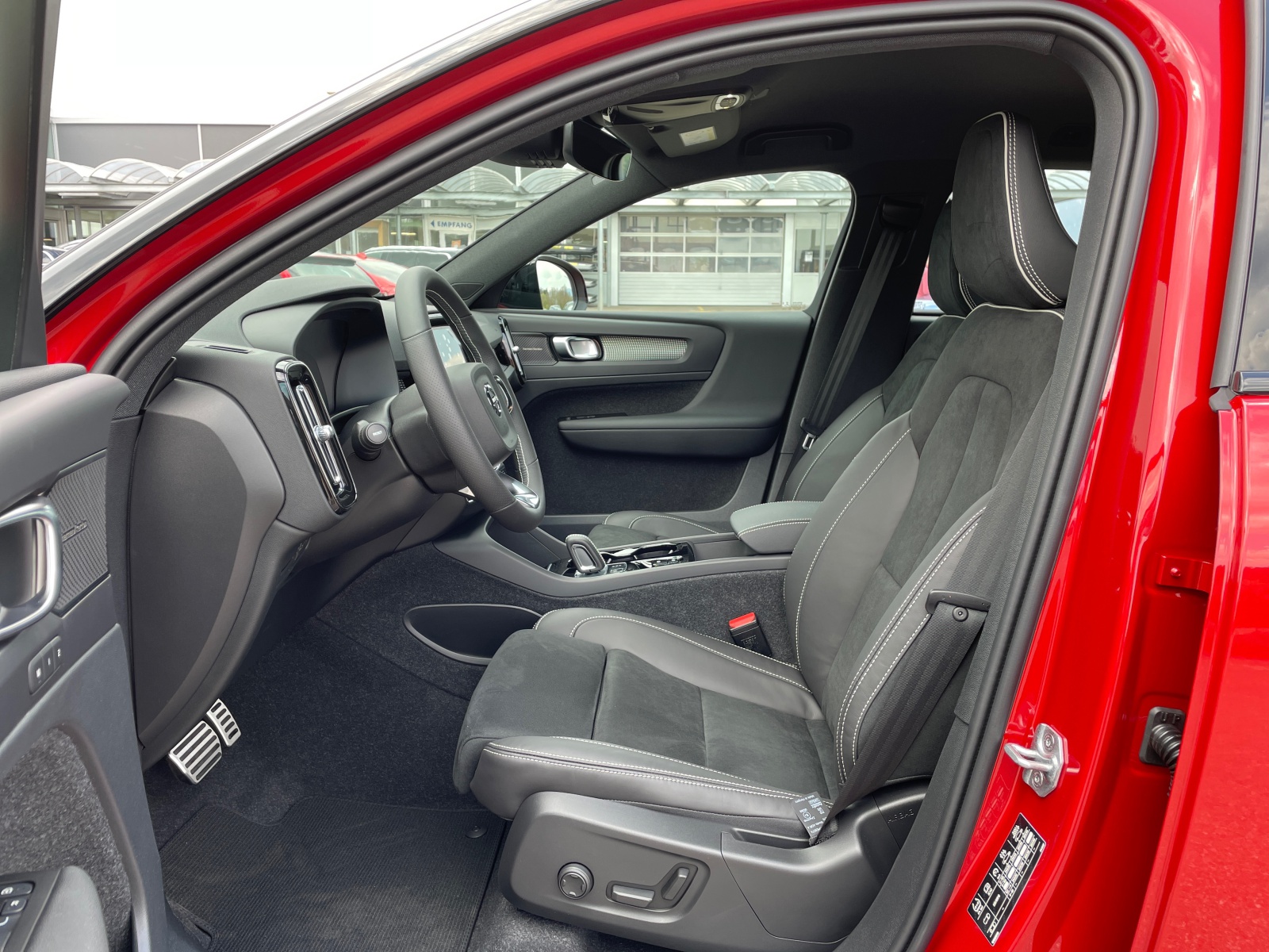 VOLVO XC40 1.5 T4 PiH R-Design-image-8