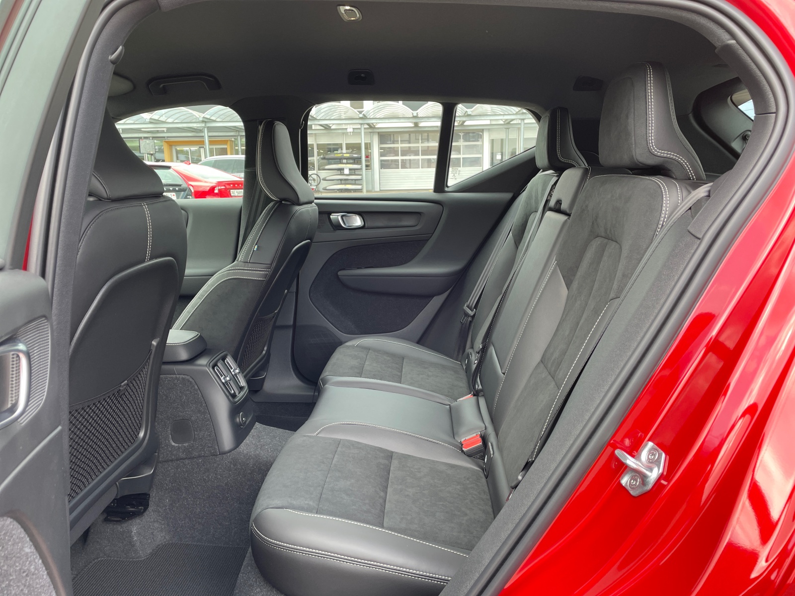 VOLVO XC40 1.5 T4 PiH R-Design-image-9