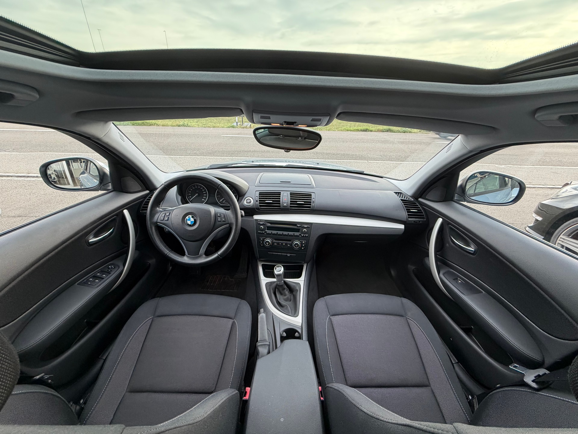 BMW 120i-image-8