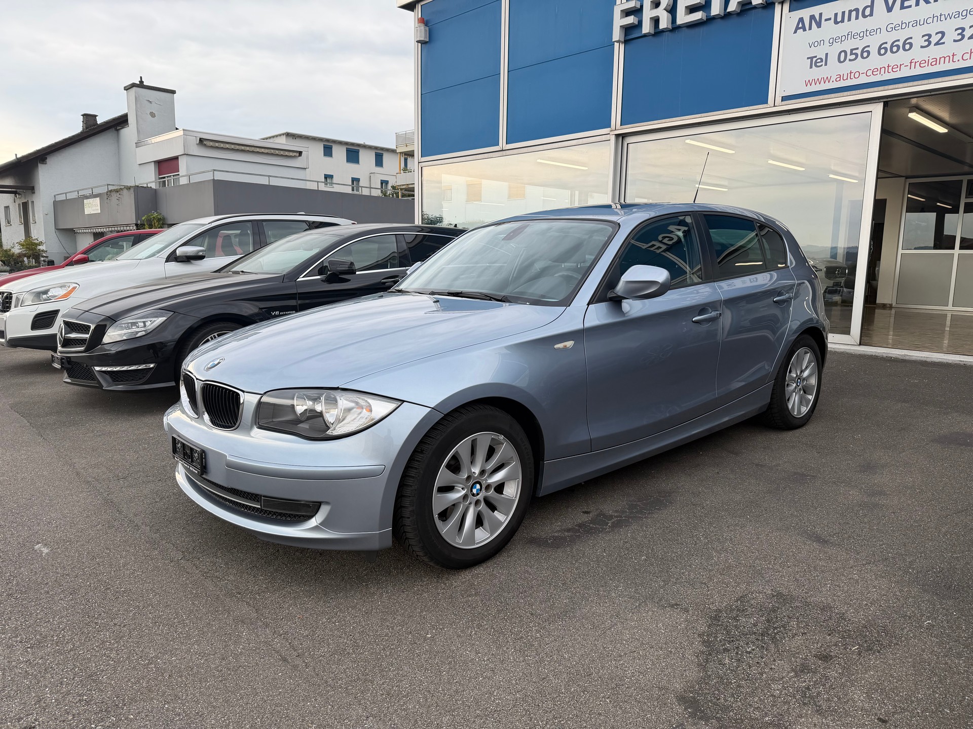 BMW 120i-image-1