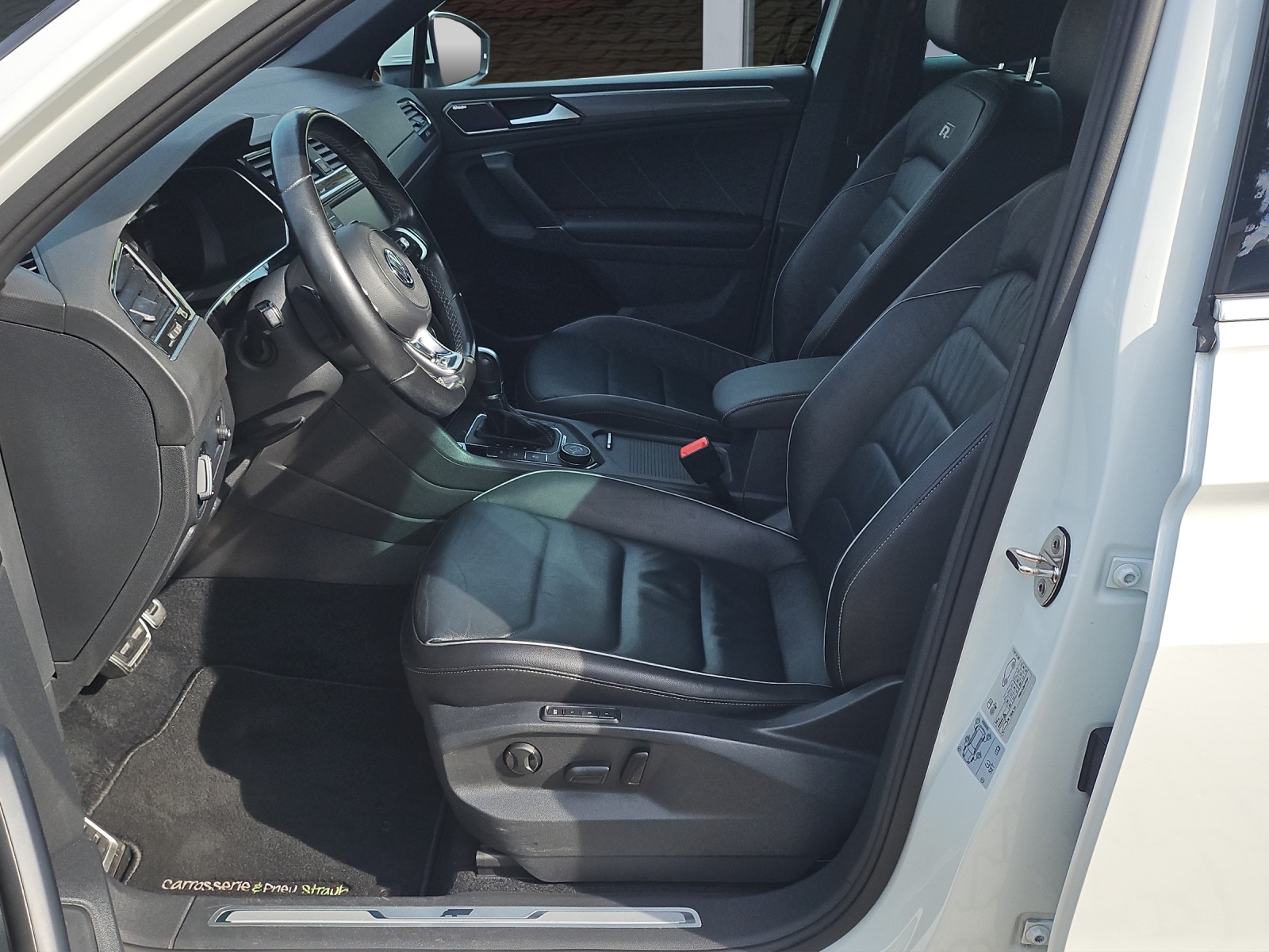 VW Tiguan 2.0 TDI SCR R-Line 4Motion DSG-image-12