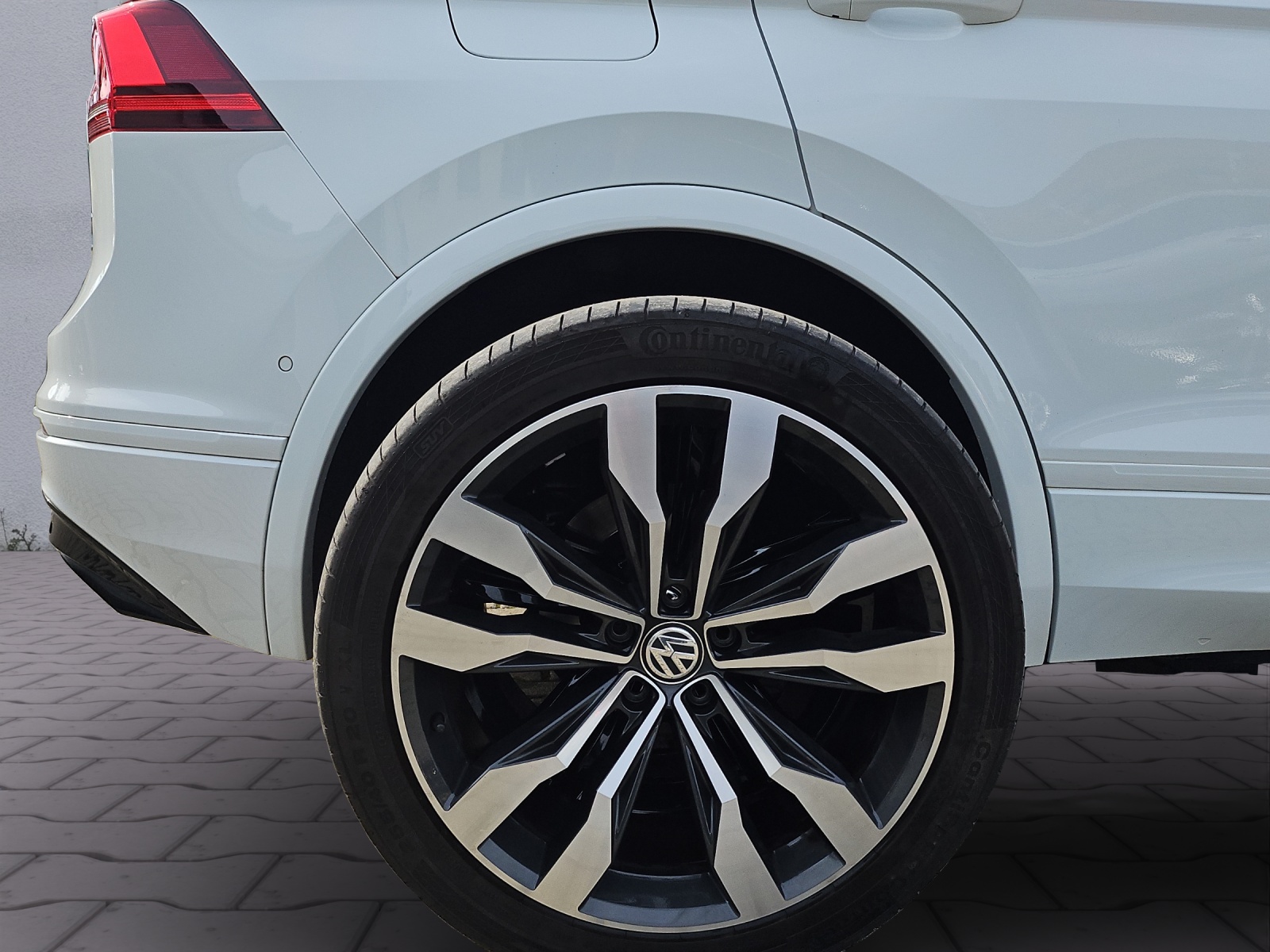 VW Tiguan 2.0 TDI SCR R-Line 4Motion DSG-image-8