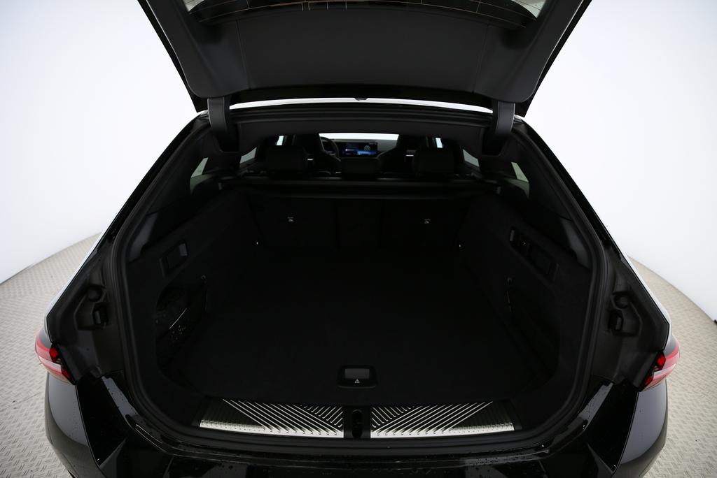 BMW 530e xDrive Touring-image-15