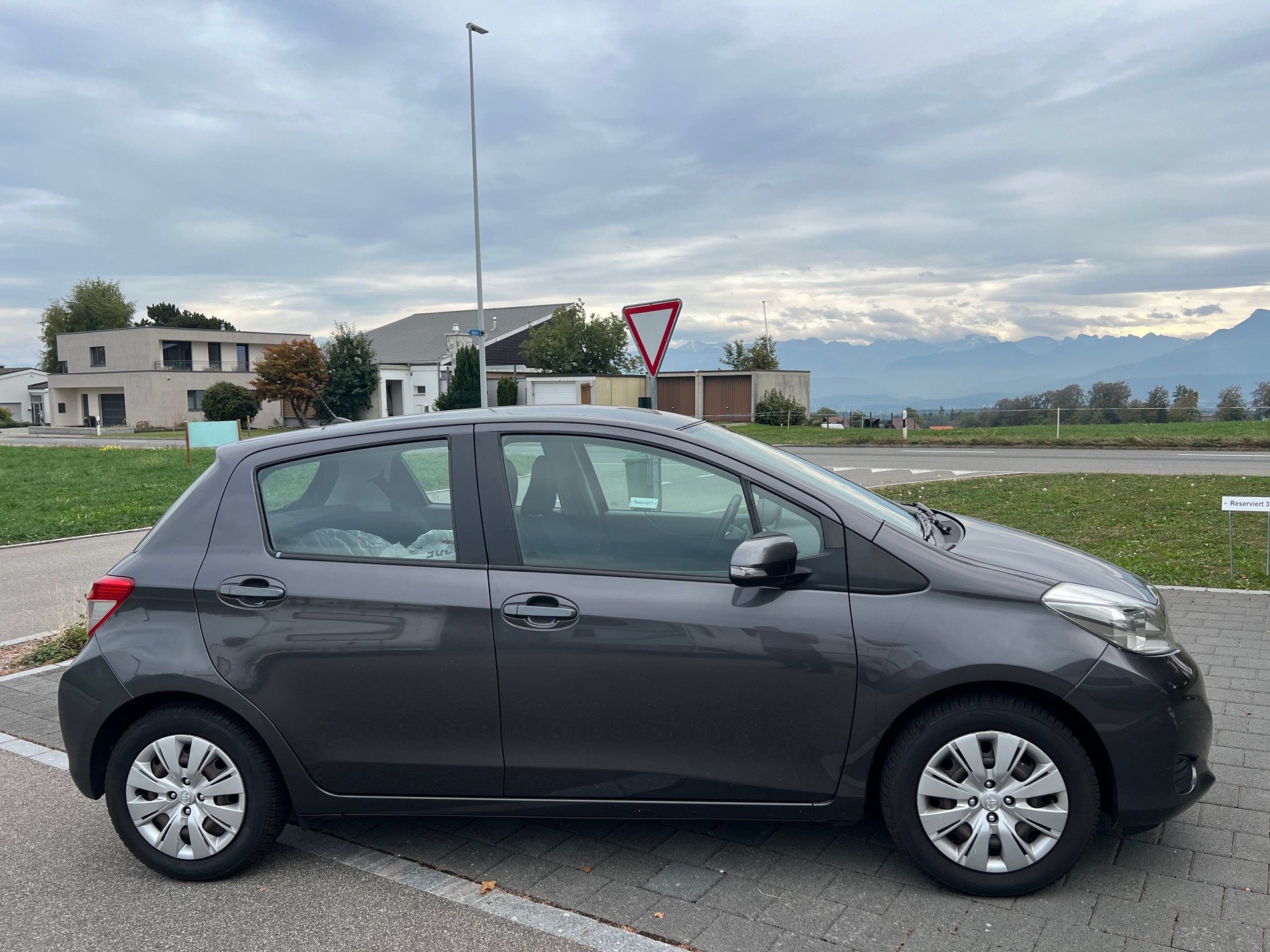 TOYOTA Yaris 1.33 Luna-image-3