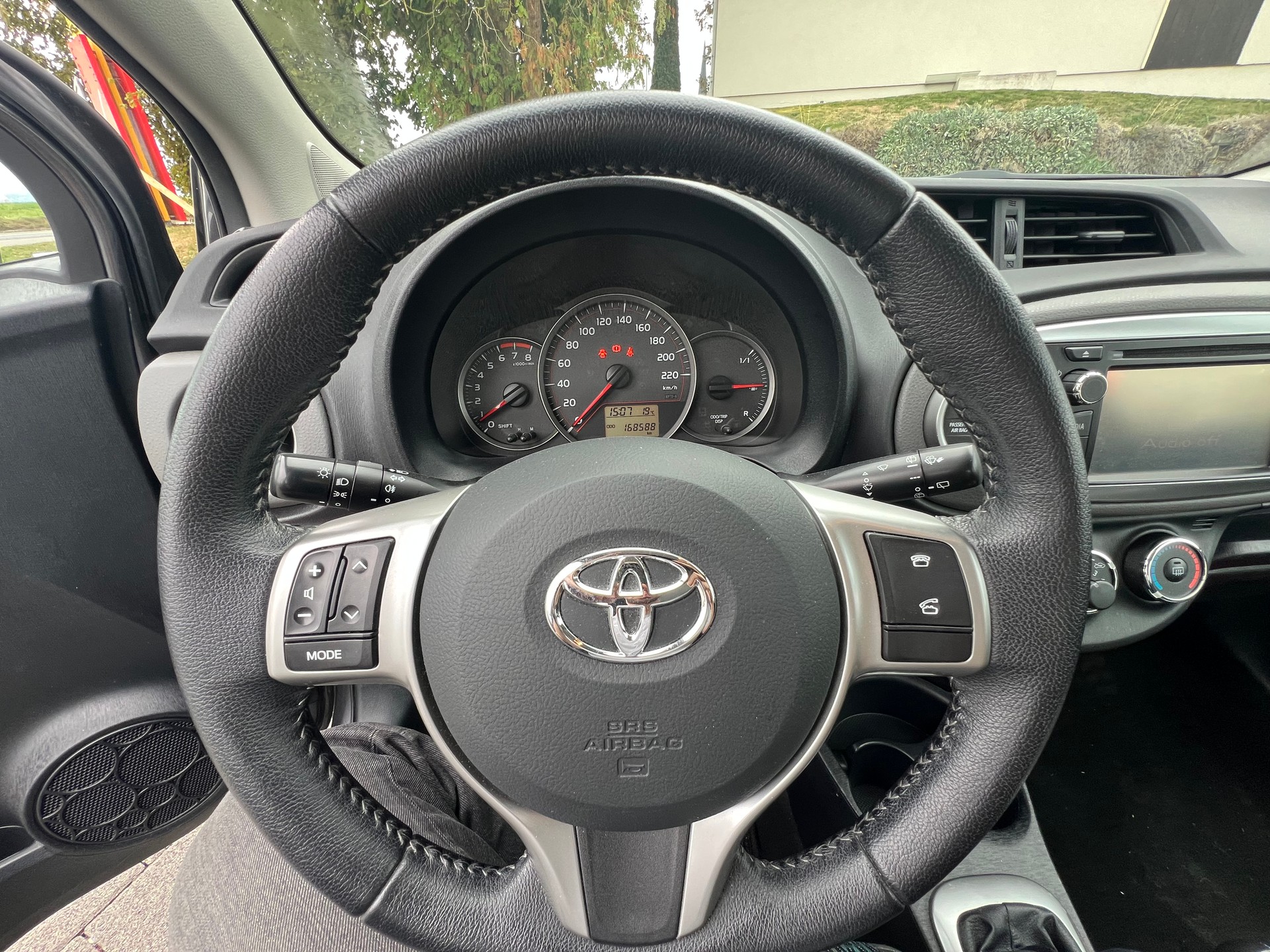 TOYOTA Yaris 1.33 Luna-image-11