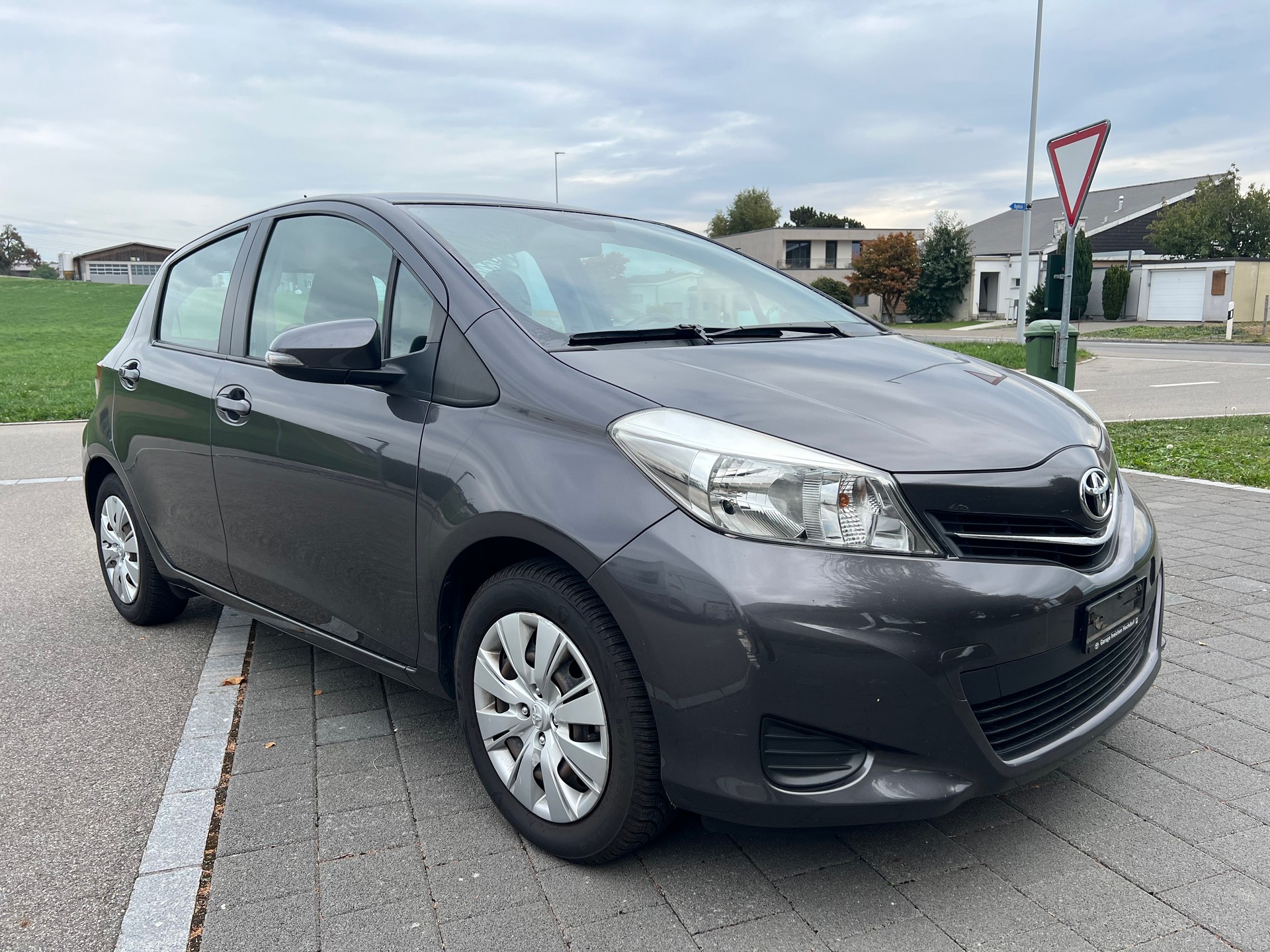 TOYOTA Yaris 1.33 Luna-image-2