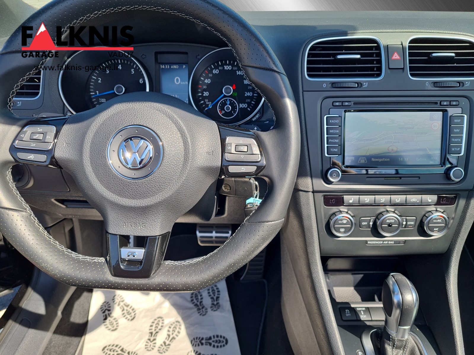 VW Golf Cabrio 2.0 TSI R DSG-image-11