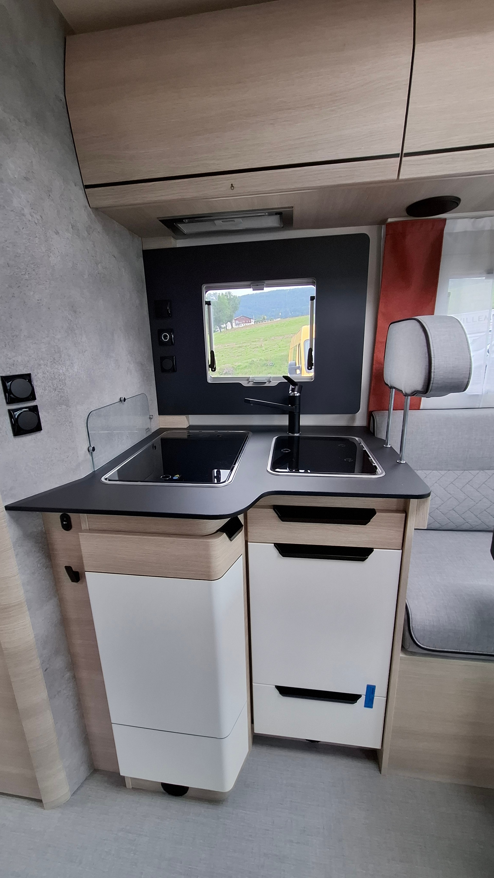 RAPIDO C86 Night Edition Automatique (Chauffage Diesel + Electricité)-image-7