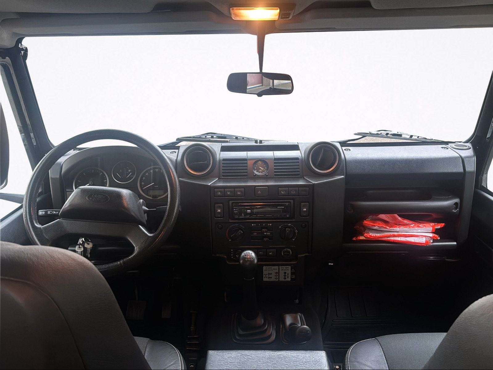 LAND ROVER Defender 90 2.4 Td4 Station Wagon-image-12