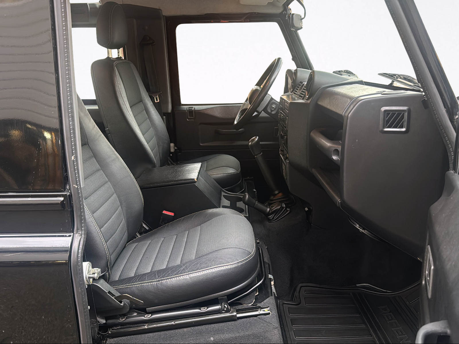 LAND ROVER Defender 90 2.4 Td4 Station Wagon-image-14