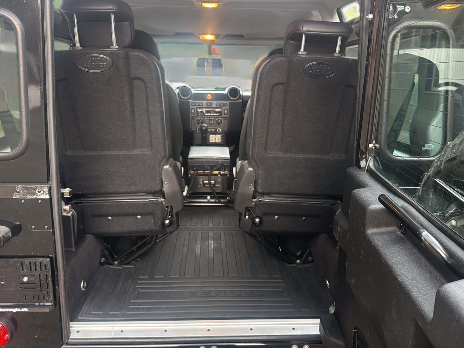 LAND ROVER Defender 90 2.4 Td4 Station Wagon-image-4