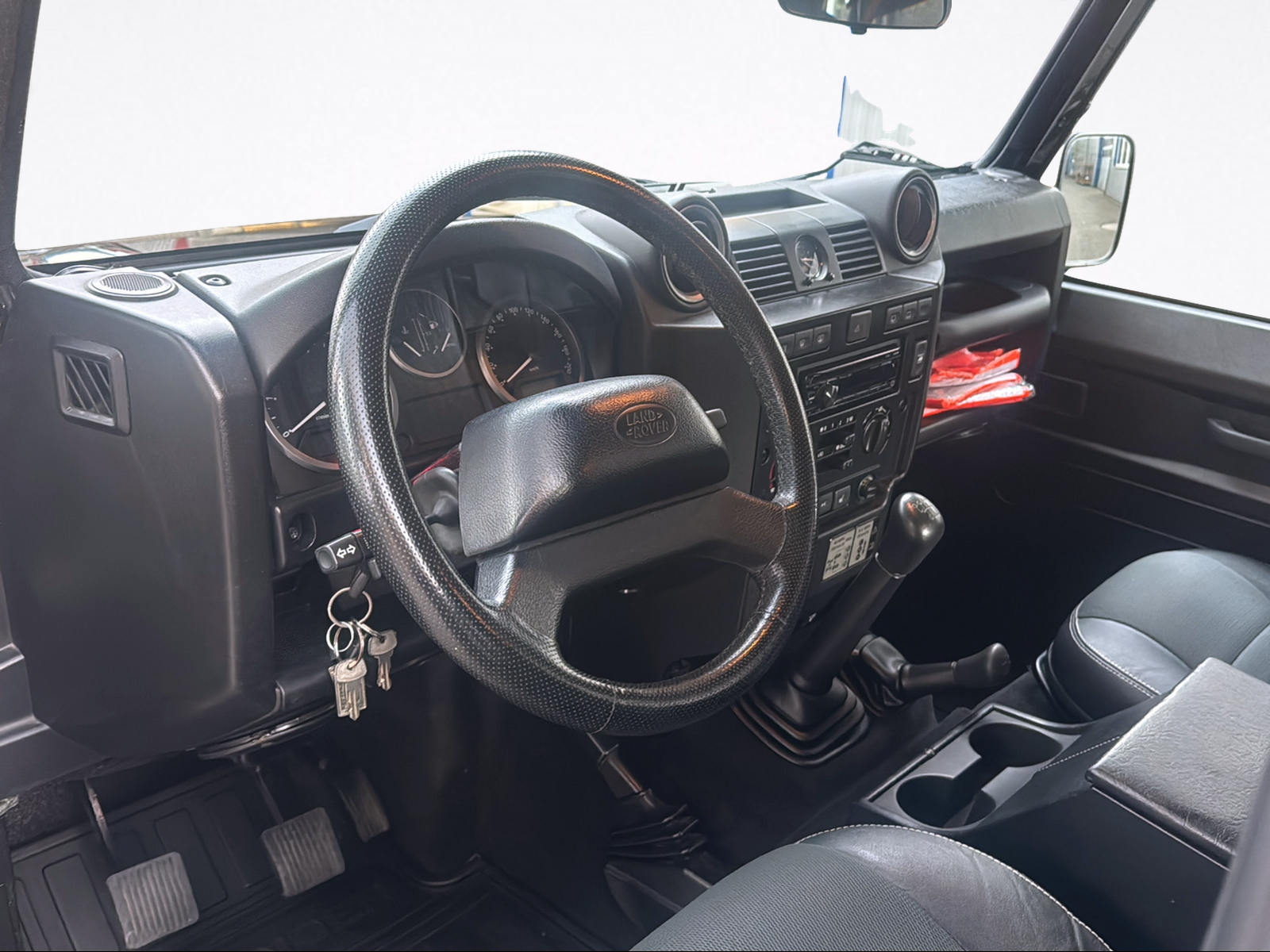LAND ROVER Defender 90 2.4 Td4 Station Wagon-image-9