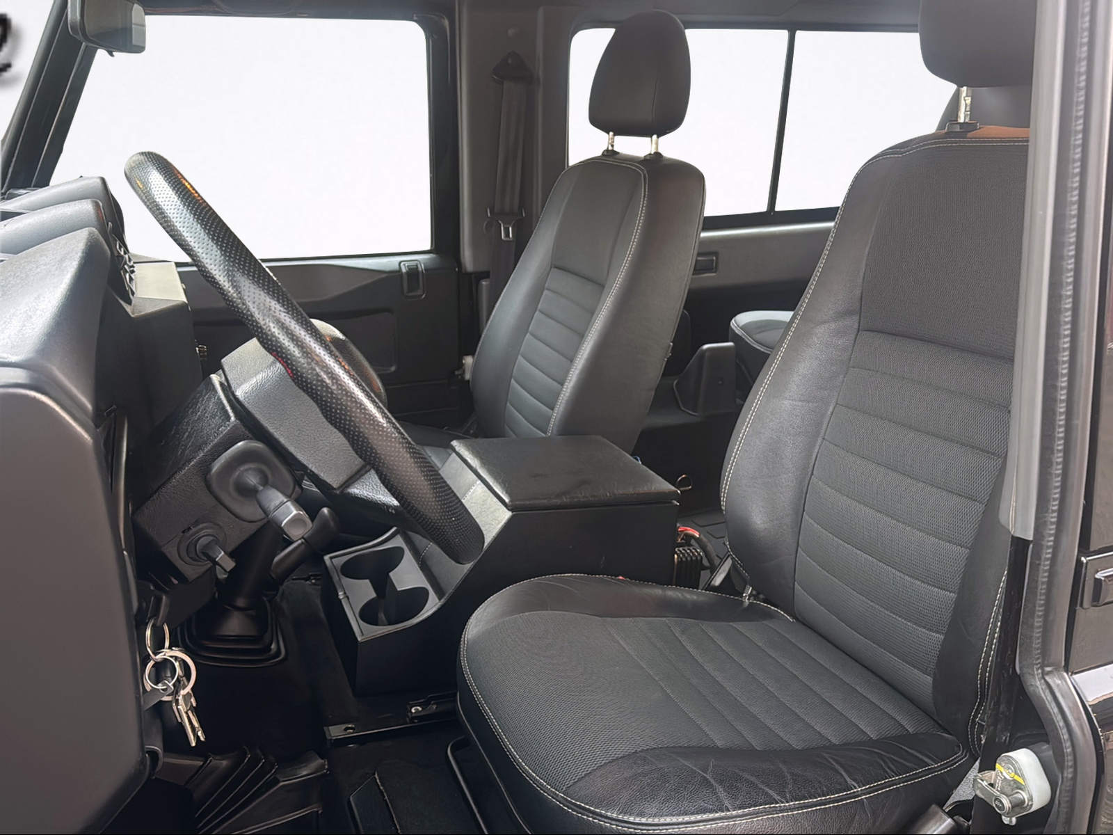 LAND ROVER Defender 90 2.4 Td4 Station Wagon-image-11