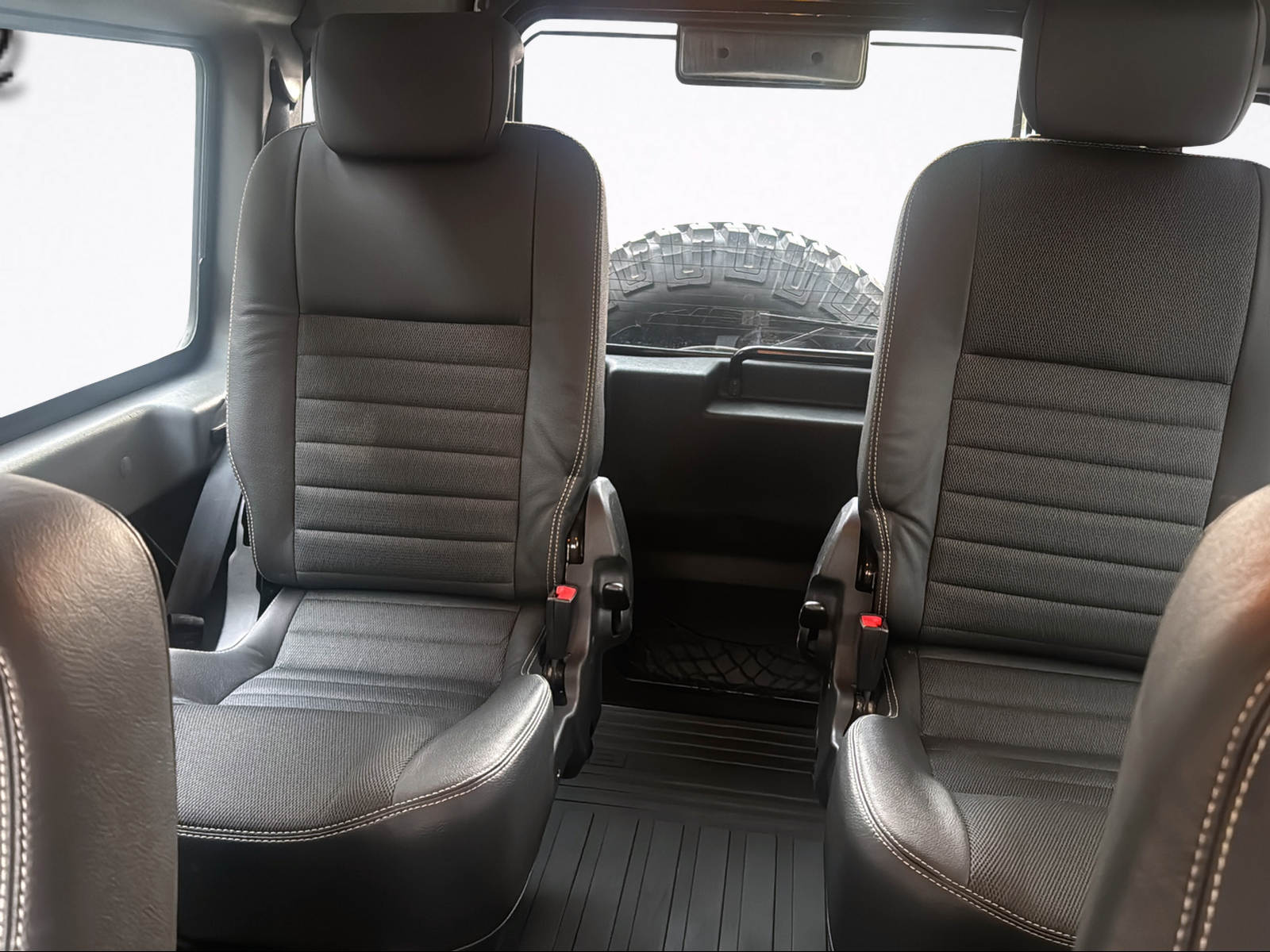 LAND ROVER Defender 90 2.4 Td4 Station Wagon-image-13