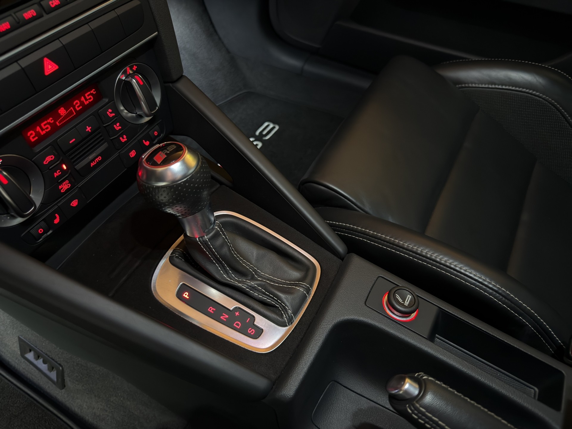 AUDI RS3 Sportback 2.5 TFSI quattro S-tronic-image-19