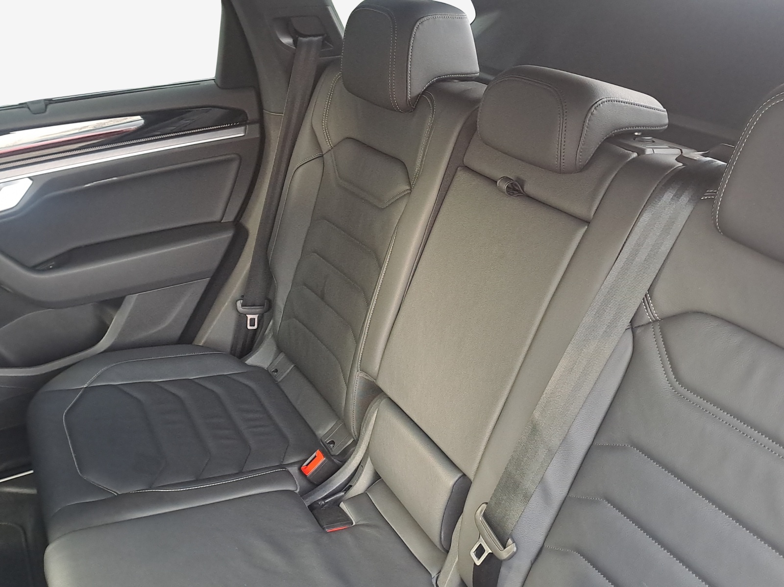 VW Touareg 3.0 TDI R-Line Tiptronic-image-11