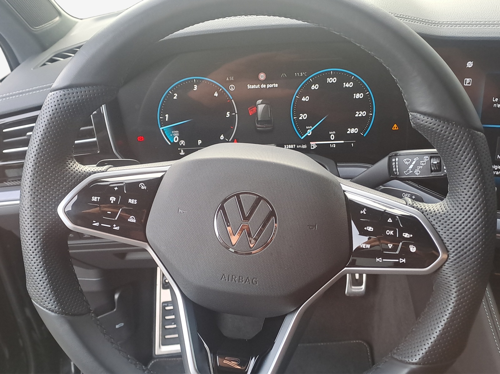 VW Touareg 3.0 TDI R-Line Tiptronic-image-9