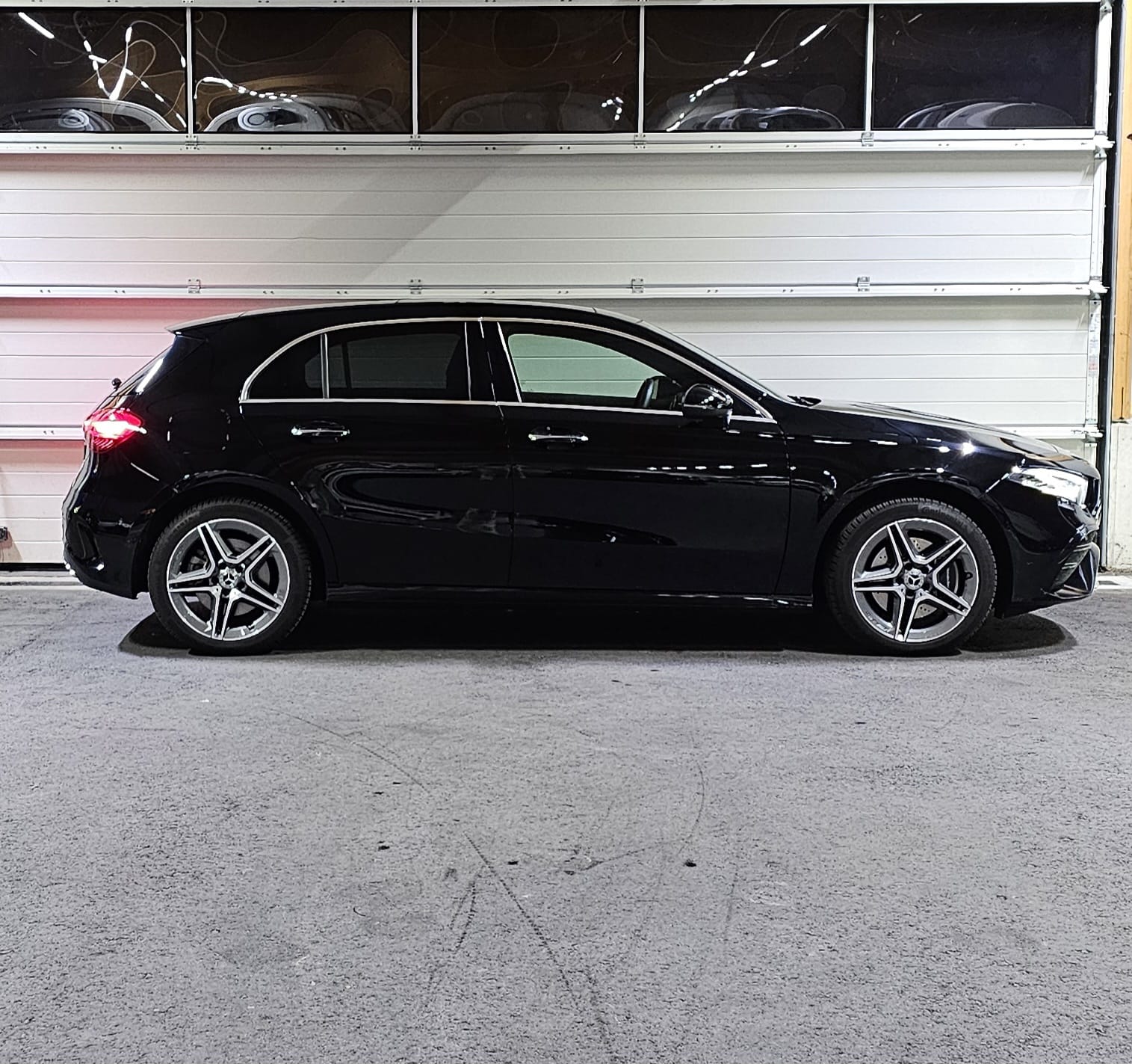 MERCEDES-BENZ A 250e AMG Line 8G-DCT-image-5