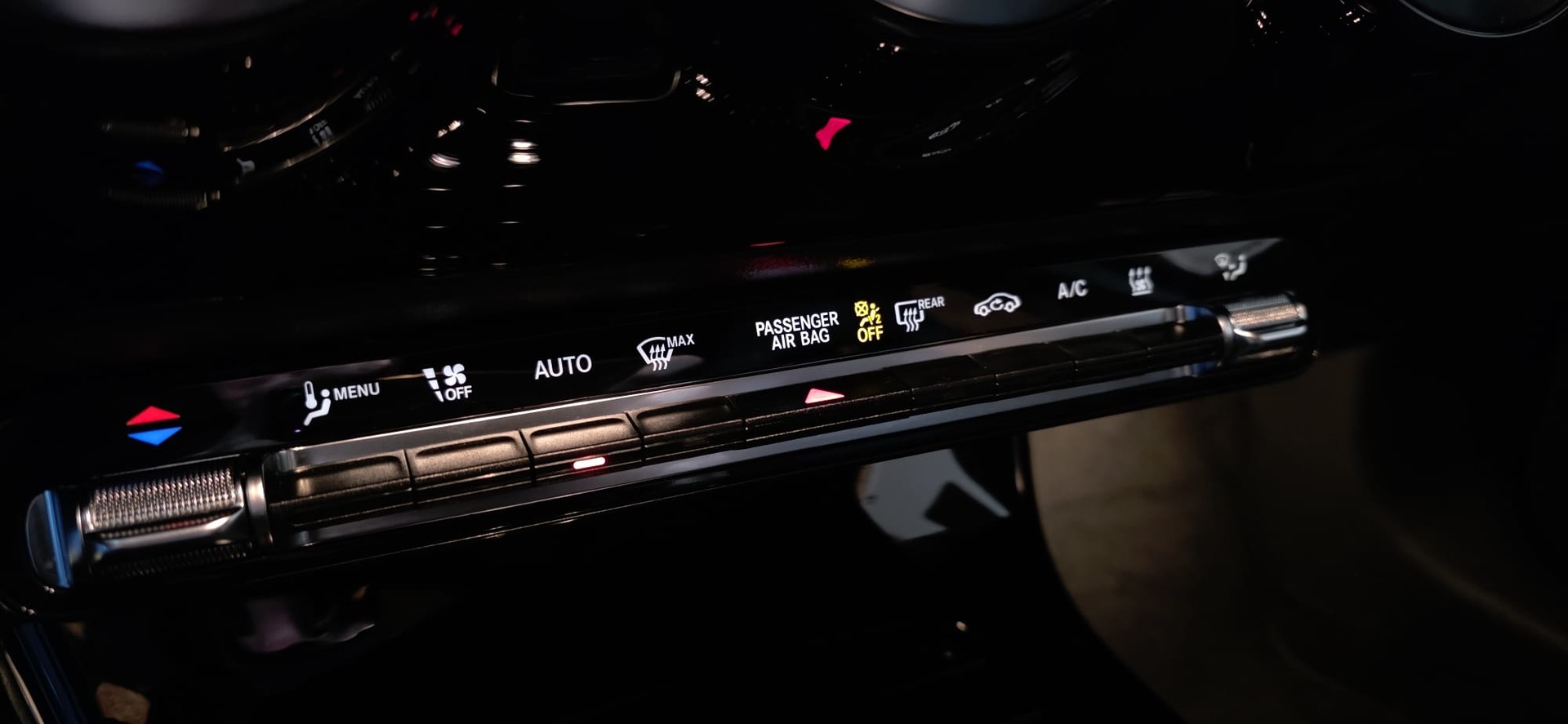 MERCEDES-BENZ A 250e AMG Line 8G-DCT-image-17