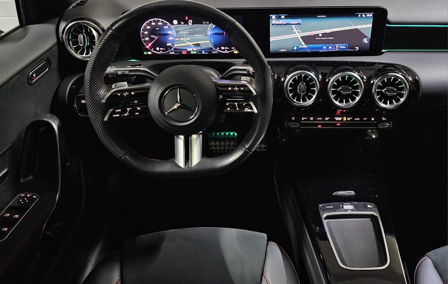 MERCEDES-BENZ A 250e AMG Line 8G-DCT-image-11