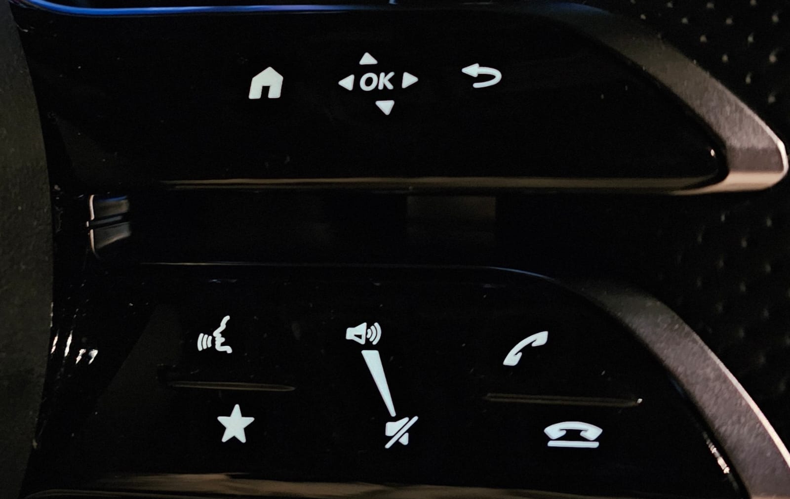 MERCEDES-BENZ A 250e AMG Line 8G-DCT-image-12