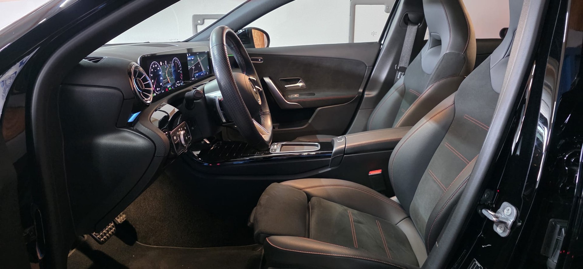 MERCEDES-BENZ A 250e AMG Line 8G-DCT-image-7