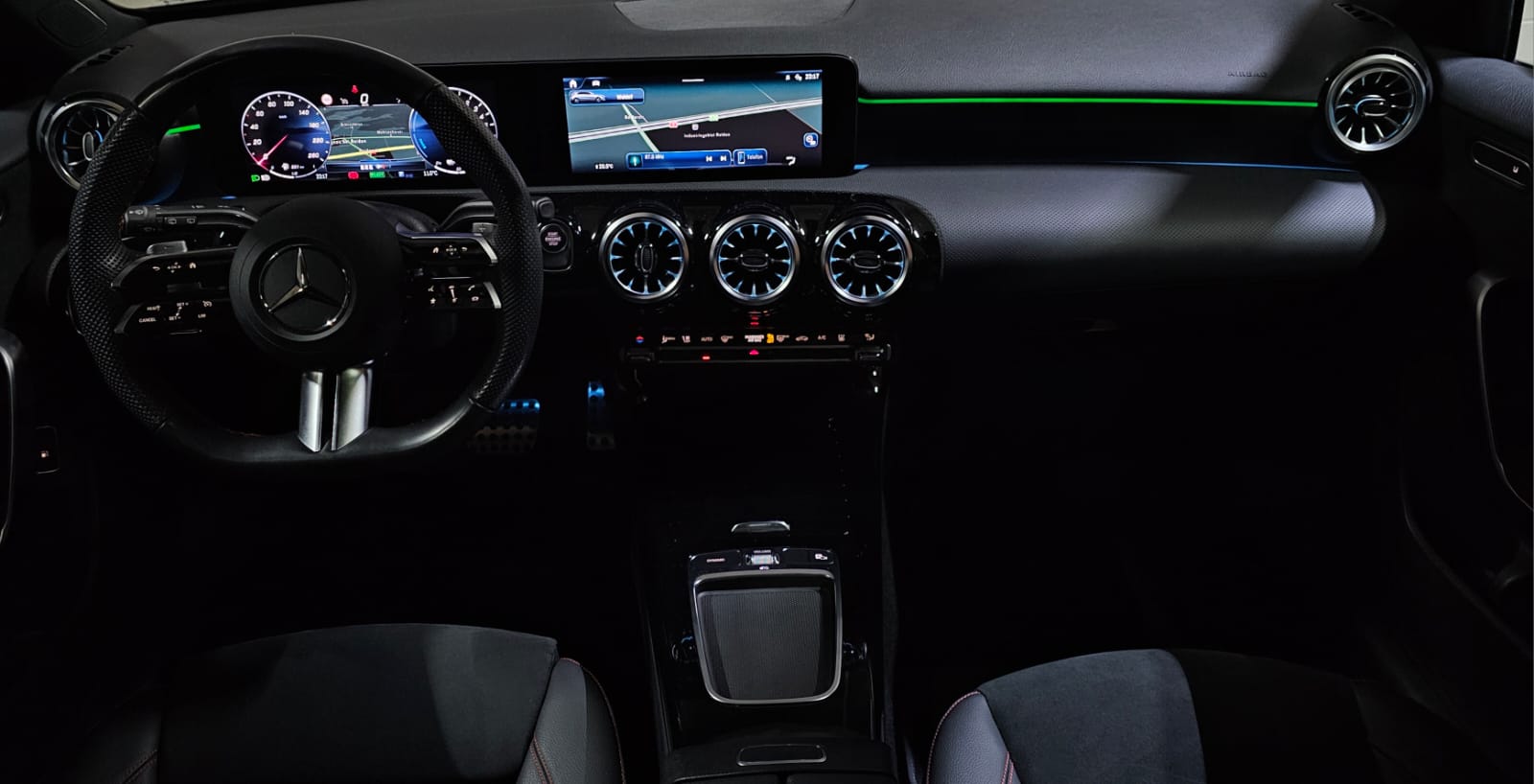 MERCEDES-BENZ A 250e AMG Line 8G-DCT-image-10