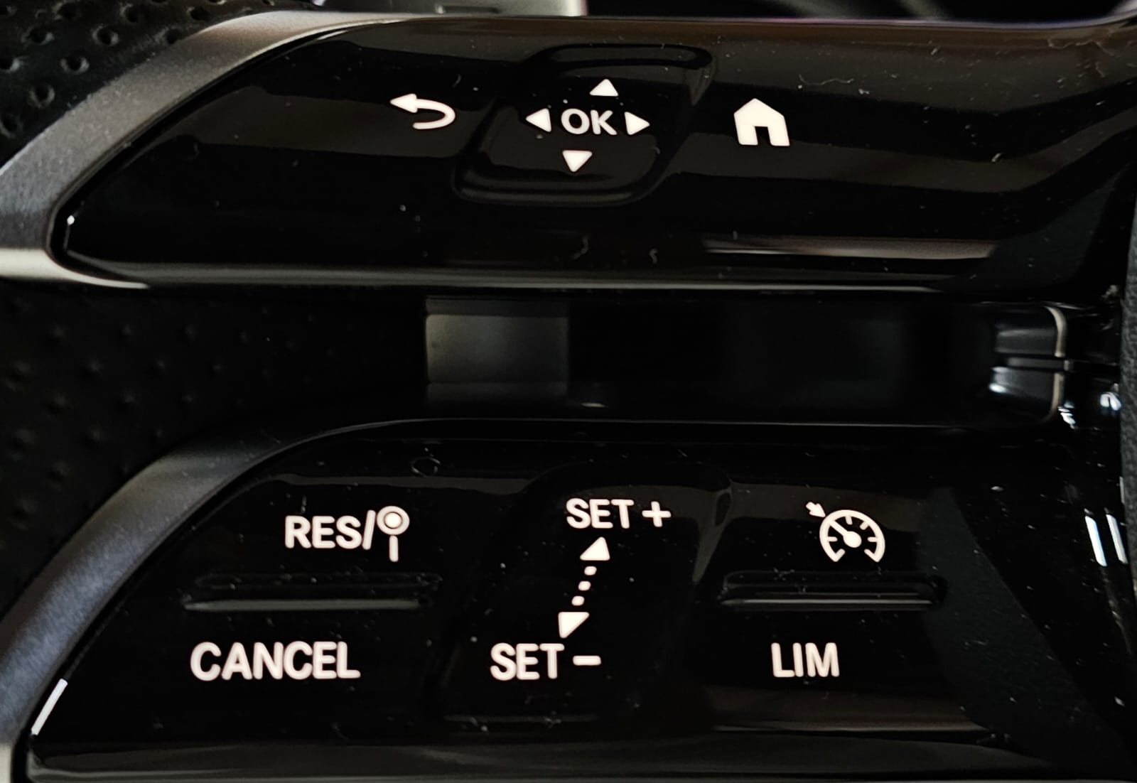 MERCEDES-BENZ A 250e AMG Line 8G-DCT-image-14
